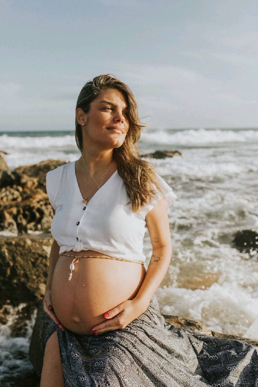 Gestar alguém pode ser mágico.
Pode ser sagrado.
É a força do feminino.
A força da cheia lua que está em nós.
Se a gente for mesmo parar para pensar, vai ver o quanto é extraordinário.
E é também o maior trabalho de todos: aquele trabalho reprodutivo, não remunerado, diário e que nos solicita muito, porque é a criação de uma pessoa!
Hoje é o dia da gestante e eu quero compartilhar esse super ensaio com vocês! Como vocês se sentiram quando gestaram?
Segue aqui: @ematernagem
#diadagestante #gestante #mae #mãe #gravida #gravidez #maternagem