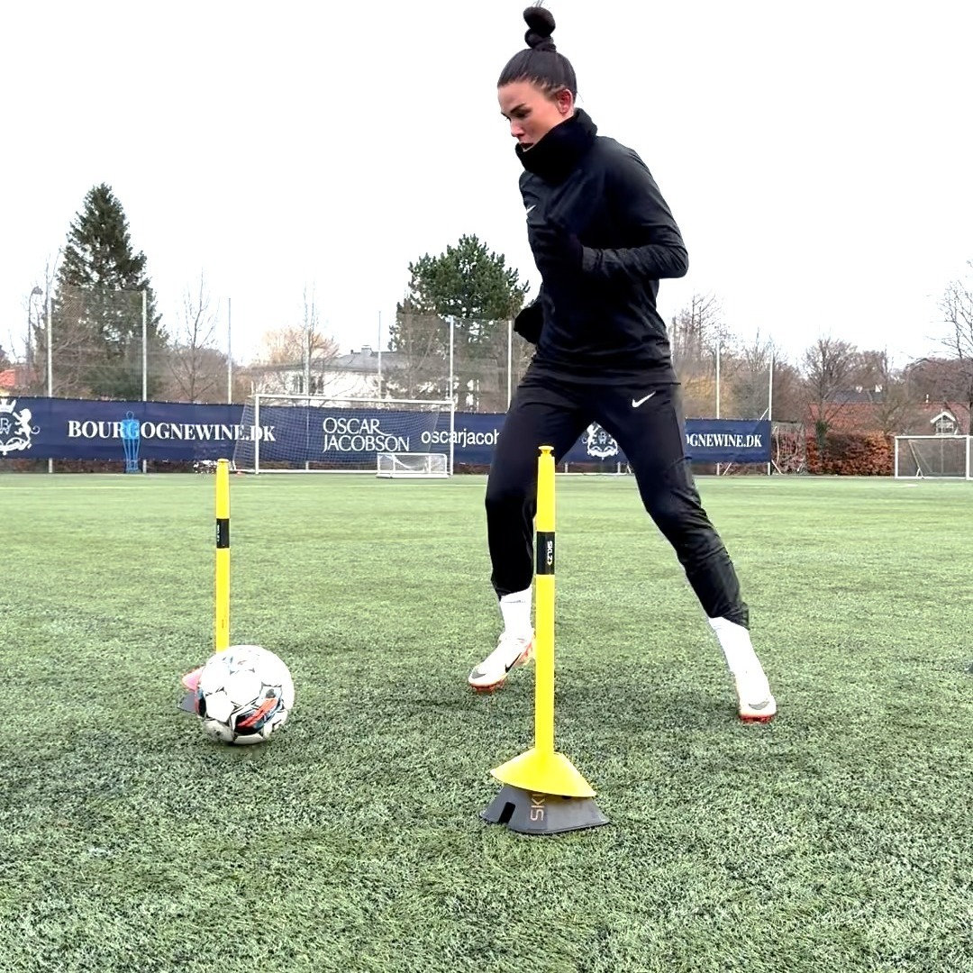 🌟 Dedikation, genoptræning og stjernestunder på banen med Katrine Veje! 💪⚽ Over jul og nytår har jeg haft privilegiet af at træne med Katrine som en del af hendes genoptræning efter hendes skade. I tæt samarbejde med Katrine's fysioterapeut Kristian har vi tilpasset træningen for optimal restitution og styrkeopbygning. Det er en fornøjelse at arbejde med Katrine, en stjerne både på og uden for banen. Tak for de intense og sjove træningssessioner, hvor vi har fokuseret på at få foden klar igen og poleret de tekniske detaljer. Held og lykke, Katrine, både i Everton og landsholdet! Du er en stjerne💫