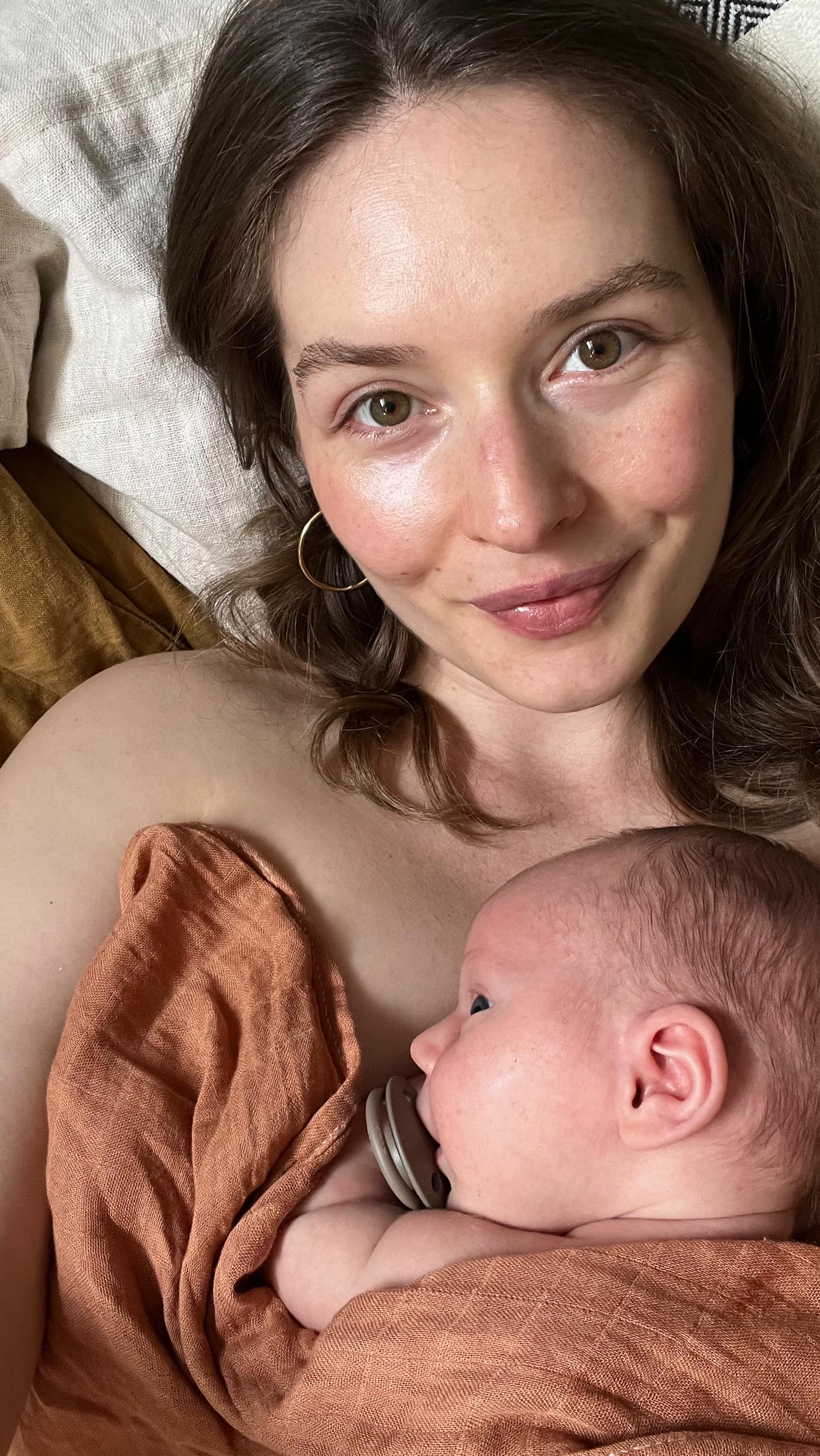 Auf der Suche nach dem verlorenen Stillhütchen.
Wir haben Mai, es duftet nach Flieder und Milch.
Große wache Augen schauen konzentriert.
Nicht mich an. Nicht direkt. Noch nicht.
Kleine genüssliche Gerausche.
Wieder stille.
Viel stille, Langsamkeit und dann muss alles doch ganz schnell gehen.
Chaos im nächsten Moment.
Mein Nervensystem verarbeitet viele Reize, so wie du.
Auch schmerzen.
Meine Brustwarzen auch.
Machen wir gut!
Geballte kleine Fäuste.
Frust und Verzweiflung.
Entspannung im nächsten Moment.
Alles ok.
Alles da und so nah beieinander.
Nach dem verlorenen Stillhütchen im Halbschlaf tasten.
Milchflecken im Bett.
Müde Gesichter.
Da sein, einfordern.
Du kannst das gut.
Ich lerne das grad noch.
Je t’aime!
@maltekarre
#wochenbett #neo #newborn #baby #newbornmama #stillen #postpartum #hamburg #baby2023