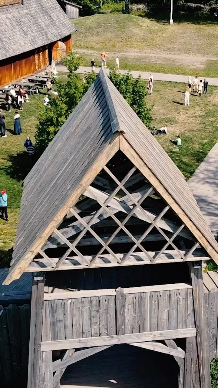 Det ble en flott lanseringsdag av den nye boka Jakten på Vikingskatten i fantastiske vikingomgivelser på Midgard vikingsenter i Vestfold.
#leselyst 📕 #barnebøker #detektivbyrånr2 #viking #detektiv #boktipsforbarn #leseglede #barnekrim #tegning #illustrasjon #lesehest
#sandnesmedia @bonniernorskforlag @lierhorst @hansjorgensandnes @annkristinlie @midgardvikingsenter @jonlovaas_scenographer