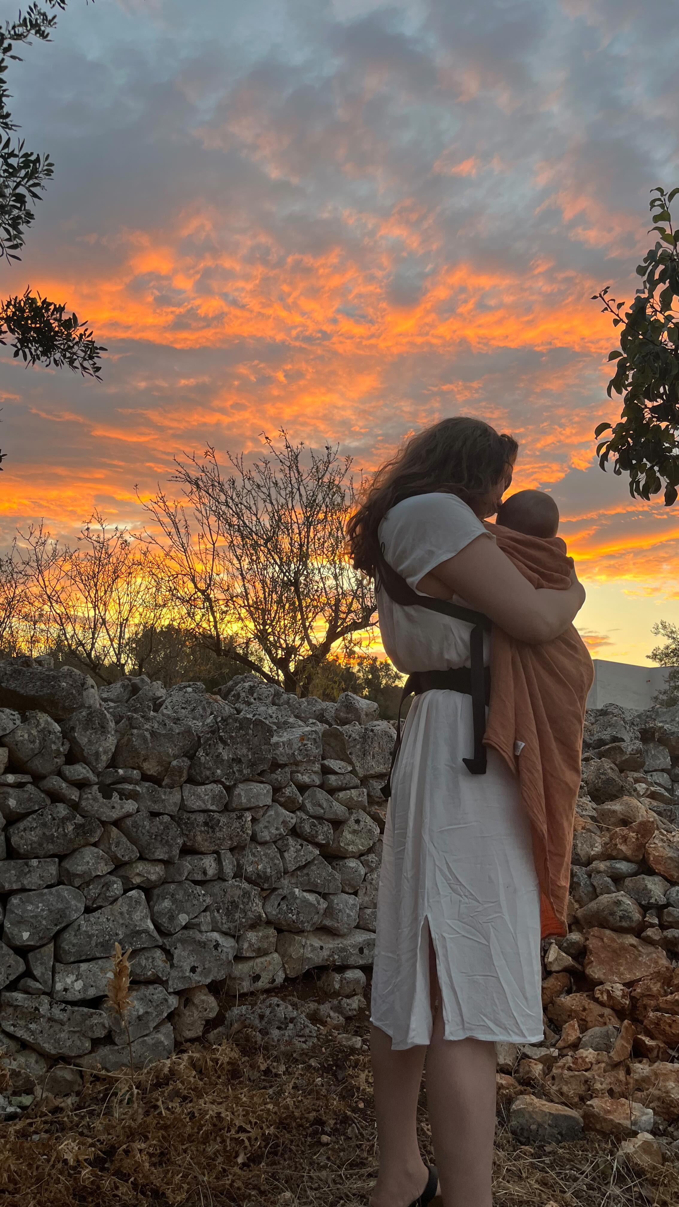 Den Tag entstehen lassen, ohne Pläne.
Immer draußen.
Morgens im Hain Feigen ernten.
Im Schatten liegen, kleine Rituale, Sterne beobachten. Jeden Tag etwas kleines, neues erleben, entdecken. Durch deine Augen Dinge sehen und neu Erfahren. Mich selbst neu erfahren.
Gutes Essen von Mama ohne Verzicht. Genährt sein. Fülle. Gemeinsam sein.
Genuss und Freude. Friedvolle, liebevolle Blicke voller stolz und Dankbarkeit. Ganz viel Ruhe, Langsamkeit genießen, wärme, friedliche Klänge, Nähe, Verbindung. Hier und jetzt das Leben zelebrieren, das so kostbar ist. Immer.
#lifelately #italia #apulien #wildesland #slowliving #beauty #radicalsoftness #celebratinglife #baby #mama #tribe #dankbar