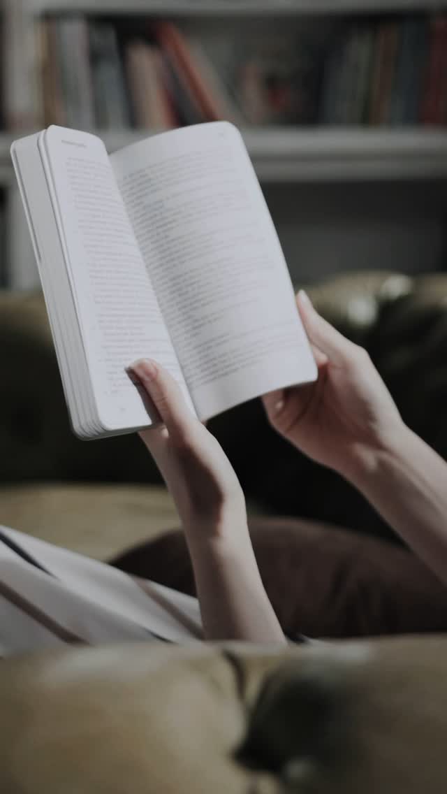Quantas vezes tentamos nos definir e escapamos por entre as palavras?
Somos paradoxos ambulantes: firmes e frágeis, razão e sensibilidade, certezas e dúvidas.
Em um dia, nos reconhecemos; no outro, somos quase estranhos a nós mesmos. Entre o que fomos, o que somos e o que ainda seremos, há uma travessia, ora silenciosa, ora ruidosa, feita de escolhas, quedas e reinvenções.
#elizamacielpsicanalise #psicanaliseclinica #psicanalista #autoconhecimentotransforma