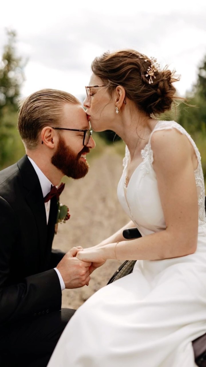 ✨✨Je laisse la parole aujourd'hui à Valérie, ma mariée du 30 juillet passé: ✨✨
𝑀𝑜𝑛 𝑑𝑖𝑒𝑢. 𝑂𝑛 𝑒𝑠𝑡 𝑠𝑎𝑛𝑠 𝑚𝑜𝑡𝑠. 𝑀𝑒𝑟𝑐𝑖, 𝑚𝑒𝑟𝑐𝑖, 𝑚𝑒𝑟𝑐𝑖 𝑝𝑜𝑢𝑟 𝑡𝑜𝑢𝑡. 𝐶’𝑒𝑠𝑡 𝑎𝑣𝑒𝑐 𝑝𝑙𝑎𝑖𝑠𝑖𝑟 𝑞𝑢’𝑜𝑛 𝑡𝑒 𝑑𝑜𝑛𝑛𝑒 𝑙𝑎 𝑝𝑒𝑟𝑚𝑖𝑠𝑠𝑖𝑜𝑛 𝑑𝑒 𝑝𝑢𝑏𝑙𝑖𝑒𝑟 𝑐𝑒 𝑞𝑢𝑒 𝑡𝑢 𝑣𝑒𝑢𝑥 𝑠𝑢𝑟 𝑡𝑒𝑠 𝑟𝑒́𝑠𝑒𝑎𝑢𝑥. 𝐶𝑒𝑙𝑎 𝑑𝑖𝑡, 𝑗’𝑎𝑢𝑟𝑎𝑖𝑠 𝑢𝑛𝑒 𝑑𝑒𝑚𝑎𝑛𝑑𝑒 𝑠𝑝𝑒́𝑐𝑖𝑎𝑙𝑒: 𝑝𝑜𝑢𝑟𝑟𝑎𝑖𝑠-𝑡𝑢 𝑐ℎ𝑜𝑖𝑠𝑖𝑟 𝑢𝑛𝑒 𝑝ℎ𝑜𝑡𝑜 𝑜𝑢̀ 𝑜𝑛 𝑣𝑜𝑖𝑡 𝑚𝑜𝑛 𝑓𝑎𝑢𝑡𝑒𝑢𝑖𝑙? 𝐽𝑒 𝑚𝑒 𝑠𝑜𝑢𝑣𝑖𝑒𝑛𝑠 𝑑𝑢 𝑝𝑟𝑜𝑐𝑒𝑠𝑠𝑢𝑠 𝑑𝑒 𝑟𝑒𝑐ℎ𝑒𝑟𝑐ℎ𝑒 𝑑’𝑢𝑛 𝑝ℎ𝑜𝑡𝑜𝑔𝑟𝑎𝑝ℎ𝑒 𝑑𝑒 𝑚𝑎𝑟𝑖𝑎𝑔𝑒, 𝑑𝑒 𝑟𝑒𝑔𝑎𝑟𝑑𝑒𝑟 𝑑𝑒𝑠 𝑝𝑜𝑟𝑡𝑓𝑜𝑙𝑖𝑜𝑠 𝑒𝑡 𝑑𝑒 𝑚𝑒 𝑑𝑖𝑟𝑒 𝑞𝑢𝑒 « 𝑗𝑒 𝑛𝑒 𝑠𝑒𝑟𝑎𝑖 𝑗𝑎𝑚𝑎𝑖𝑠 𝑎𝑢𝑠𝑠𝑖 𝑏𝑒𝑙𝑙𝑒 » 𝑎̀ 𝑐𝑎𝑢𝑠𝑒 𝑑𝑒 𝑚𝑜𝑛 𝑓𝑎𝑢𝑡𝑒𝑢𝑖𝑙. 𝑇𝑢 𝑚’𝑎𝑠 𝑝𝑒𝑟𝑚𝑖𝑠 𝑑𝑒 𝑟𝑒́𝑎𝑙𝑖𝑠𝑒𝑟 𝑞𝑢𝑒 𝑐̧𝑎 𝑛’𝑎 𝑝𝑎𝑠 𝑎̀ 𝑒̂𝑡𝑟𝑒 𝑙𝑒 𝑐𝑎𝑠, 𝑑𝑢 𝑡𝑜𝑢𝑡. 𝐶̧𝑎 𝑚𝑒 𝑓𝑒𝑟𝑎𝑖𝑡 𝑑𝑢 𝑏𝑖𝑒𝑛 𝑑𝑒 𝑠𝑎𝑣𝑜𝑖𝑟 𝑞𝑢’𝑜𝑛 𝑝𝑜𝑢𝑟𝑟𝑎𝑖𝑡 𝑝𝑒𝑢𝑡-𝑒̂𝑡𝑟𝑒 𝑎𝑖𝑑𝑒𝑟 𝑒𝑛𝑠𝑒𝑚𝑏𝑙𝑒 𝑢𝑛𝑒 𝑓𝑢𝑡𝑢𝑟𝑒 𝑚𝑎𝑟𝑖𝑒́𝑒 𝑎̀ 𝑟𝑒́𝑎𝑙𝑖𝑠𝑒𝑟 𝑙𝑎 𝑚𝑒̂𝑚𝑒 𝑐ℎ𝑜𝑠𝑒 🙂
🥹Voilà ma chère Valérie, ça été tellement inspirant de vivre cette journée avec Eric et toi.
J'ai mis plus qu'une photo en fauteuil parce que tu es toi, et tu es magnifique et merveilleusement toi!
Merci pour tout.
.
.
.
.
Maquillage: @emiliecmakeup
Deuxième Photographe: @sandraleoesteves
Fleurs: @cotefleurcotecouleur
.
.
.
.
#quebeccityphotographer #quebeccityweddingphotographer ##photographer #photographevilledequebec