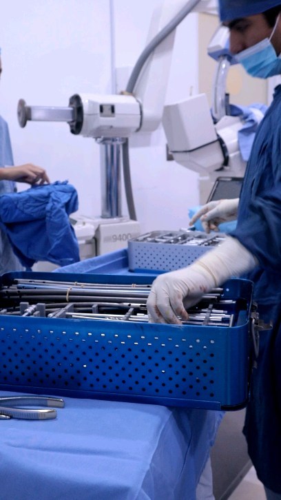 Cirugía para reemplazar un clavo intramedular.