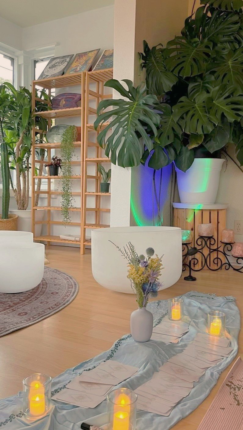 Intimate sound baths with just a few participants are my absolute favorite, it feels extra safe and cozy 🤌🏻✨ We went deep in this one, thank you guys for taking the time for yourselves to slow down and relax. Hit me up if you’re interested in an experience like this with just you and your friends!!
#soundhealing #soundbath #meditation #yoga #mindfulness #yoga