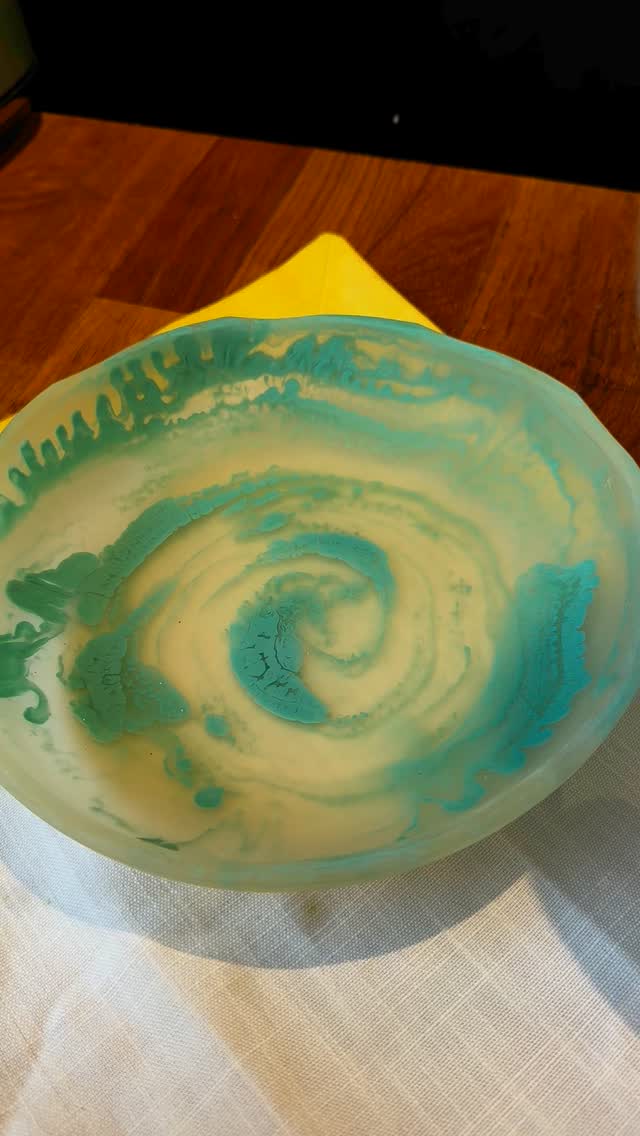 One of my favourite things about working with clients with ARFID is getting to talk about food — all kinds of food.
Despite what people sometimes think, not everyone with ARFID only eats beige foods.
I’m lucky enough to spend my days talking about apples, carrots, pasta, cucumbers, bread, and everything in between — exploring the foods that feel safe, familiar, or enjoyable for each person.
Anyway, that’s something I reflected on when deciding whether to post a green salad I made 🌱🥑🥗
Fresh Green Salad with Lemon-Mint Dressing
You’ll need:
• Cos lettuce, chopped
• Cucumber, thinly sliced
• ½–1 avocado, diced
• Marinated goat’s cheese, crumbled @meredithdairy
• 2–3 tbsp toasted pepitas
For the dressing:
• Juice of 1 lemon
• 2 tbsp olive oil
• Small handful of fresh mint leaves
• ½ tsp honey
• Pinch of salt and pepper
To make:
Toast the pepitas in a dry pan until golden.
Blend the dressing ingredients until smooth (or finely chop the mint and shake everything together).
Toss the lettuce and cucumber into a bowl. Add the avocado and goat’s cheese.
Drizzle with dressing, sprinkle with pepitas, season to taste, and serve.
#NeuroaffirmingCare #EatingWithoutRules #FoodExploration #BodyTrust #FlexibleEating #NonDietDietitian