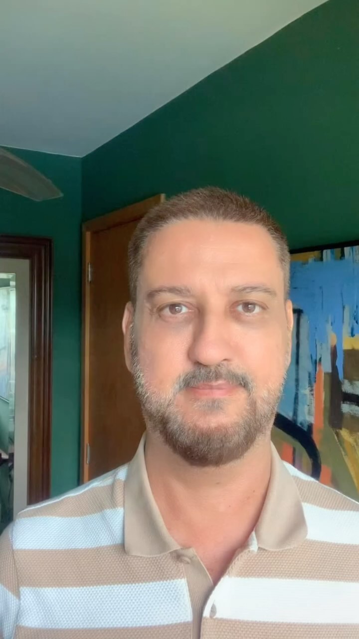 Você sabe os riscos do uso do contraste da tomografia?
O uso de contrastes iodados em exames radiologicos, como na tomografia computadorizada, possibilitou maior precisão em diagnósticos e tratamentos.
Existe entretanto o risco de injúria renal aguda associada ao contraste, definida como um agravamento brusco na função renal dentro de 48 horas após o seu uso.
O principal fator de risco para a IRA por contraste é a redução na taxa de filtração glomerular estimada, sendo em torno de 5% com TFGe ≥ 60 e 30% com TFGe < 30.
Portanto, são de alto risco, os pacientes com DRC estagios 4 e 5.
Riscos adicionais incluem: diabetes, uso de drogas nefrotóxicas, hipotensão, hipovolemia, albuminúria e perfusão renal prejudicada.
Atualmente, a profilaxia quando indicada é feita com solução salina isotônica.
Quando entao indicar a profilaxia:
• Pacientes com IRA ou TFGe < 30 e que não estejam em diálise.
• Pacientes com TFGe de 30–44 mL, com IRA recente ou fatores de risco.
• Nos demais pacientes, apenas corrigir e evitar a depleção de volume.
Alem disso, deve-se:
• Usar as menores doses possíveis de contrastes de hipo ou iso osmolalidade.
• Evitar estudos repetitivos e pouco espaçados (com < 48 horas de intervalo).
• Evitar o uso de anti-inflamatórios não-esteroides (AINEs). Converse com o seu médico!