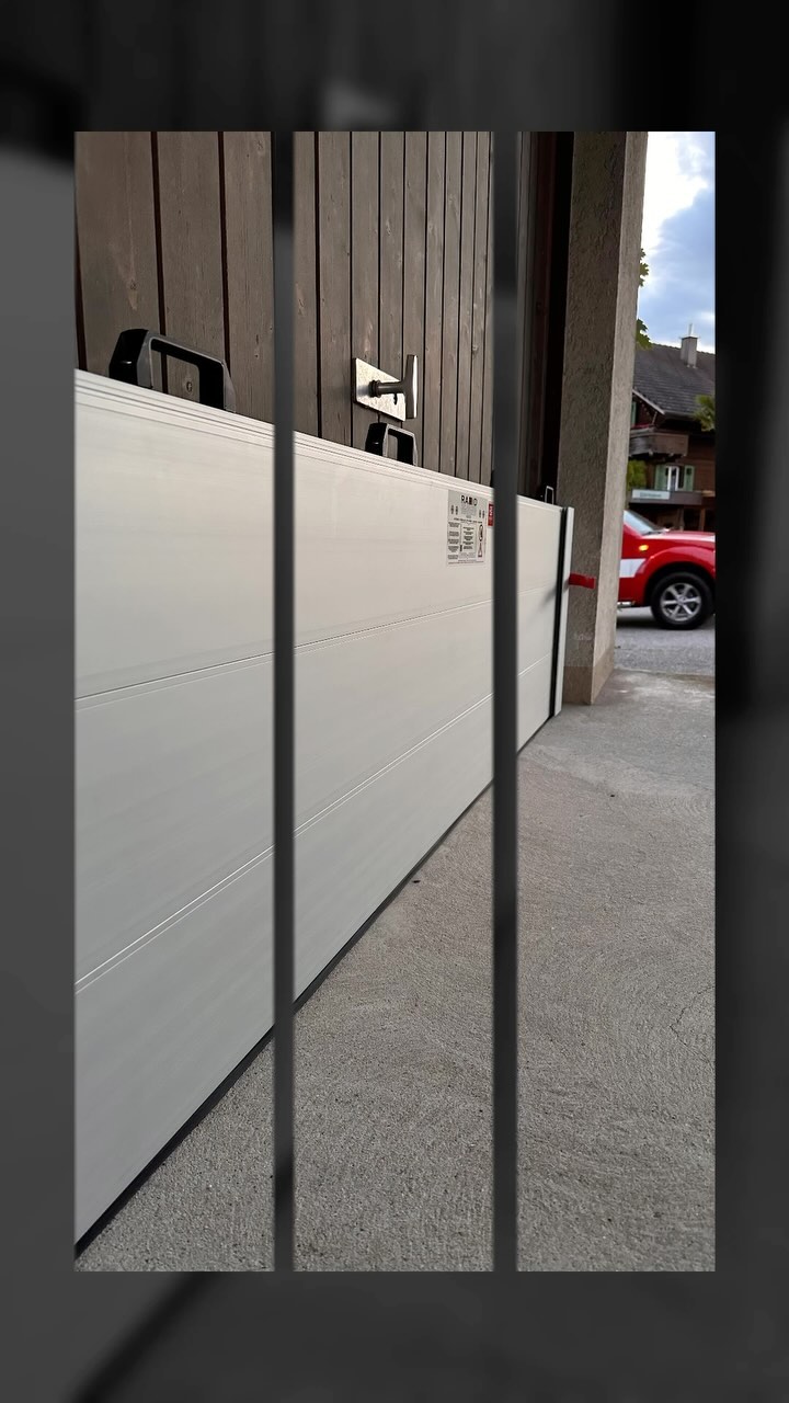 Schütze dein Zuhause mit FLOOD RAPID von vogt tools! 🌊🔒
Entdecke die innovative MODERNA Anti-Flutbarriere, den neuesten Typ unserer FLOOD RAPID Serie. Diese rahmenlose, anpassungsfähige und langlebige Barriere ist die perfekte Lösung, um Eingänge vor Hochwasser zu schützen, ohne die Ästhetik zu beeinträchtigen. Dank des innovativen Patents ist die Trennwand ohne Seitenprofile hergestellt, leicht zu positionieren und mit minimalem Aufwand zu handhaben. Mit einer Höhe von bis zu 100 cm und einer Breite von bis zu 275 cm bietet sie maximalen Schutz. Ausgestattet mit einem selbstschliessenden Verschluss und einem abnehmbaren Griff ist die MODERNA Barriere die ideale Wahl für Wohnungen, Unternehmen und historische Gebäude. Jetzt bei vogt tools erhältlich!
#Hochwasserschutz #AntiFlutbarriere #FloodRapid #Moderna #VogtTools #Innovativ #Rahmenlos #Anpassungsfähig #Langlebig #EinfachZuInstallieren #Selbstschließend #AbnehmbarerGriff #Wohnungsschutz #Unternehmensschutz #HistorischeGebäude #Wassersperre #Hochwassersicherheit #Wohnungssicherheit #Flutschutz #Umweltfreundlich #Nachhaltigkeit