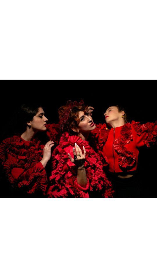 ❣️Tulipanes Rojos ❣️
Tener la oportunidad de compartir momentos mágicos con Artistazas y vivirlo en directo.
Gracias 🙌😍😘
Repost - @musgomusic by @get_regrammer
Ya está aquí ❣️Tulipanes Rojos ❣️
Con @wondy_fab18 y @luciabocanegra_
Disfrútalo en HD en mi canal de Youtube! (Link in bio)
CRÉDITOS
Composición: Musgö
Coproducido junto a: @thefriarystudios
Coros y quejíos: @marialamonicamusica
Jaleos: @alvarogordillor y @rafa.ramirez__
Mix & Master: @damianschwartz
Video: @blooming_films
Producción y dirección de fotografía: @viryimarin
Idea original, guión y dirección de arte: @musgomusic
Cámaras e iluminación: Iván Abel Gonzalez y Oriol García Folch
Bailarinas y córeo: @wondy_fab18 y @luciabocanegra_
Novia Alicia H Tortoles
Chello @angeldelallavemusic
Actrices Paula Robles y María Cruz
Asistentes de producción: Juanmi barroso y Miriam Soliva
Vestuario @laretta
Coronas: @luciadegustin
Management @eltragaluzdiscos
Agradecimiento especial a Virginia Marín