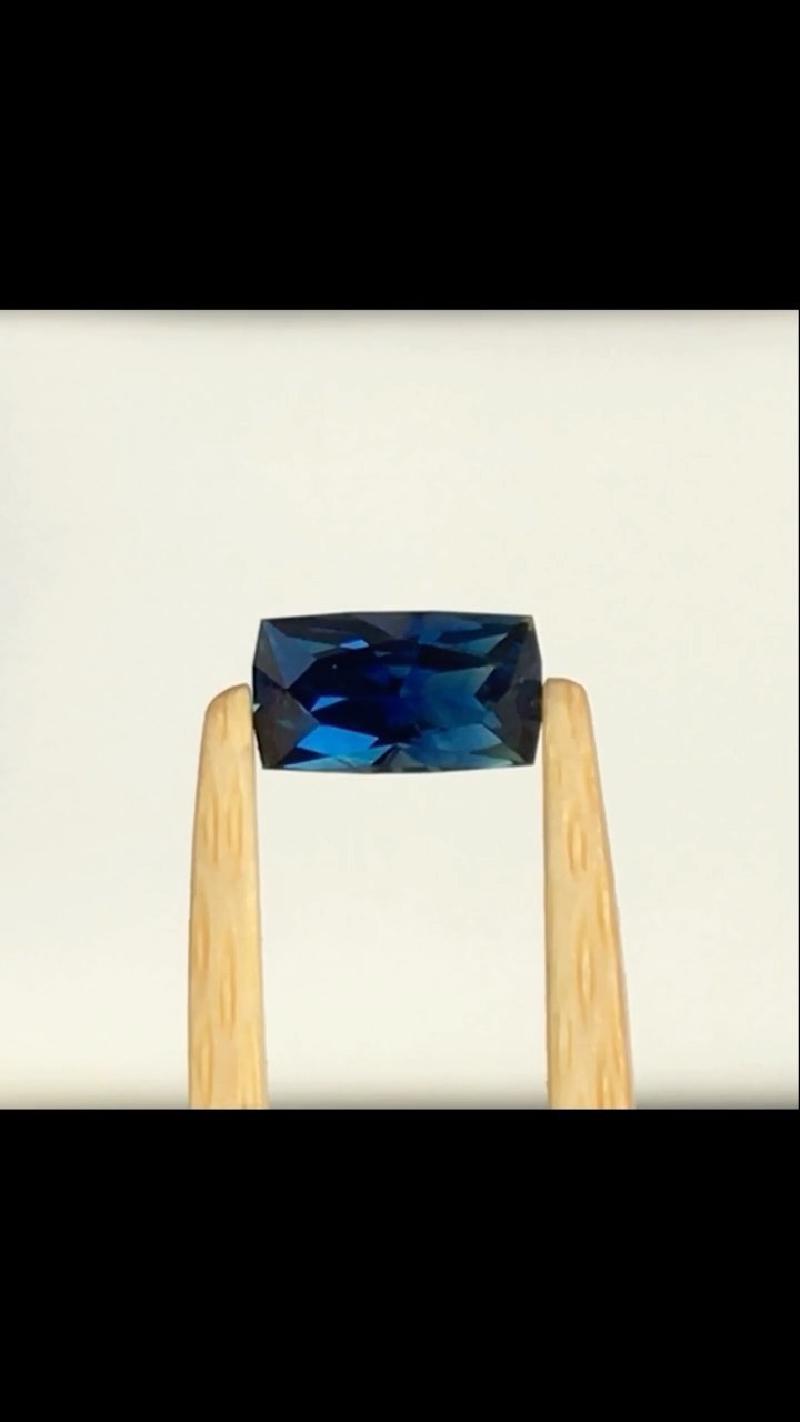 Saphir d’Auvergne (France 🇫🇷) taille rectangle 0,99ct, dimensions : 7,18 x 4mm . Taille de précision. Naturel, non chauffé, non traité. French sapphire 🇫🇷 from Auvergne. Rectangle 0,99ct 7,18 x 4 mm. Precision cut. Natural, unheated, untreated.
#saphir #saphirdefrance #saphirdauvergne #frenchsapphire #finegems #exceptionalgemstones #teal #tealsapphire #bluesapphire #naturalgemstone #ethicalgemstone #ethicallymined #naturalsapphire #unheatedsapphire #saphirnaturel #pierresethiques #joaillerieethique
#sapphire #gemme #cuttinggemstones #precisioncut #ethicaljewelry #highjewelry #jewelrydesign #statementjewelry #hautejoaillerie #minetomarket #jewelrydesigner #jewelryblogger #gemstonetraceability