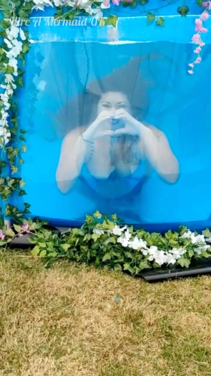 Who saw the beautiful @mermaid_athena_storm at @glowormfestival last year?? Well she’s back alongside @mermaidgraceofficial this weekend!! They are so fin-flippin’ excited to blow bubble kisses 🫧 and give soggy high fives to all of their new friends 🧜🏻♀️
#mermaidforhire #hireamermaiduk #hireamermaid #gloworm #glowormfestival #mermaidtank #reallifemermaid #mermaidathenastorm #mermaidgrace #eventsuk #ukentertainment #professionalmermaid
Music: Dayspring
Musician: Firefl!es
Site: https://www.youtube.com/watch?v=eoplw2Cc3xc