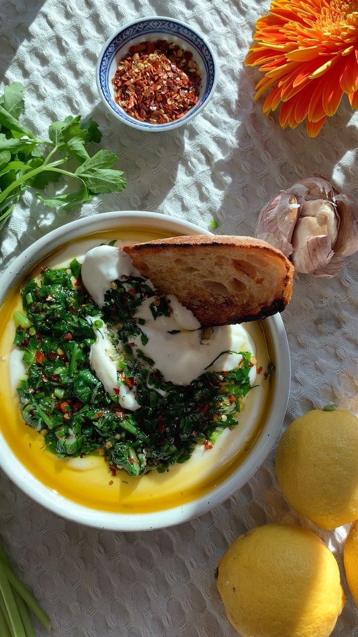 HERBY YOGHURT DIP šæ
Youāll need:
1/2 cup finely chopped fresh herbs (I used parsley, chives and dill)
Pinch of salt
Pinch of chilli flakes
2 grated garlic cloves
Zest of half a lemon
1/4 ish cup olive oil
2 cups greek yoghurt
Crusty sourdough
ā¼ Finely chop your herbs and combine them in a bowl with salt, lemon zest, garlic and chilli flakes
ā¼ Heat olive oil in a small pan for 5min
ā¼ Pour the sizzling oil over your herbs and combine
ā¼ Add greek yoghurt to a bowl and top with your herb oil
ā¼ Eat with crusty bread, crackers or veggie sticks
Any remaining oil, let cool and serve on top of salads for an extra herby hit šš½
#yogurtdip #diprecipe #food #easysnack #dip #healthyfood #easyrecipes #easymeals #nutrition