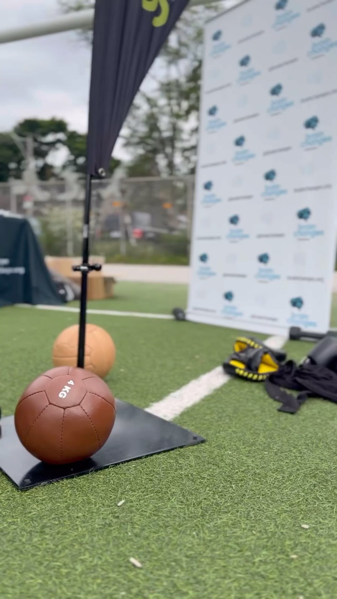 Working out at Runnymede 💪✨
Under the guidance of @jabbs_lifestyle_workouts, we completed an hour set of kickboxing. Thank you coach 🙏🙌
Brought to you by an amazing non-profit @brainchanges 💪🧠💚 FOLLOW THEM for ‘Brain Healthy’ info and updates about all their events.
Thanks again to all the people who participated, you guys crushed it 👊💚
Visit brainchanges.org for details and registration. Our next workout will be August 18th. Make sure you’re in!
Until the next one 👊😎