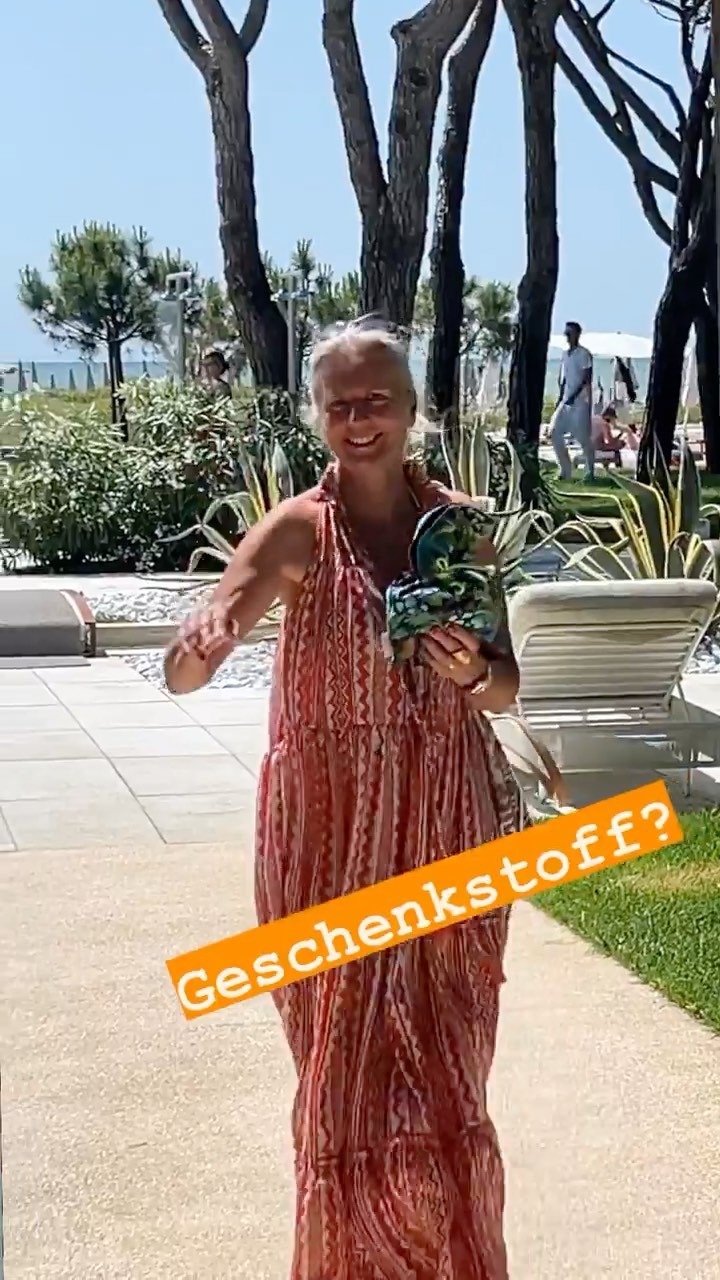 Was könnte da alles verpackt sein? 💝🎁💕
Geschenkstoff-Säcke sind überhaupt das Beste für nicht so talentierte Einpacker 👍. Mit der neuen „Jungel-Edition“ gelingt es wirklich jedem seine Geschenke stilvoll und originell zu verpacken.
Es gibt von „Jungel bei Tag“ und von Jungel bei Nacht“ jeweils 3 Größen und ein Flaschensackerl.
#geschenkstoff #mitstoffeinpacken #wiederverwenden #weiterschenken #keinmüll #echtschön #sopraktisch #geschenk #geschenkidee #geschenkeverpacken #geschenkeverpackenleichtgemacht #wiederverwenden #weiterschenken #geburtstagsgeschenk #partydecorations #geburtstagsideen #sommer #summertime #reuse #passon #wrapwithfabric #stoffsäckchen #nofilter