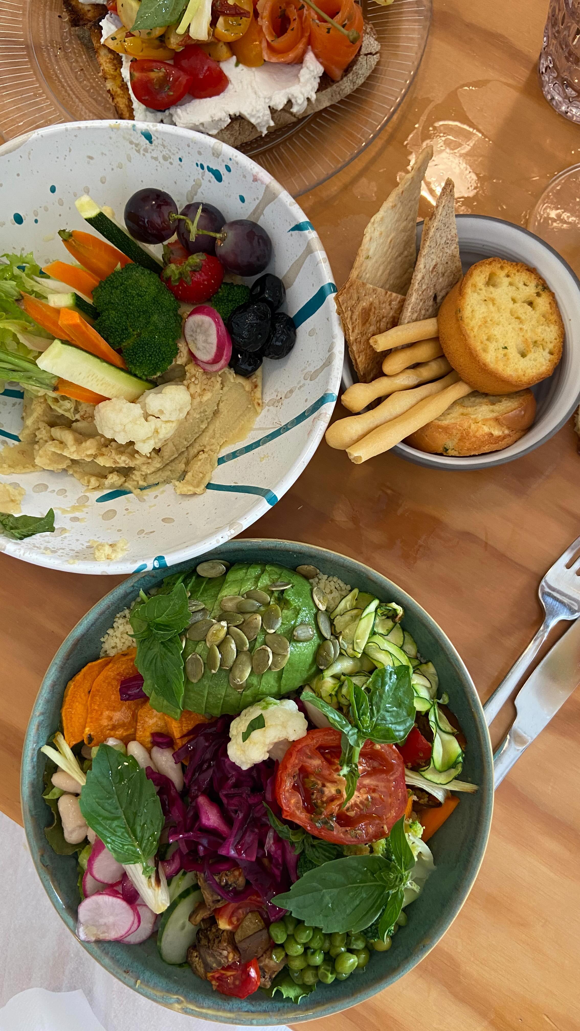 Grabbed lunch in Positano at Casa e Bottega. Several vegan options on the menu 🌱 and refreshing drinks. Just what was needed after a week full of pizza and pasta. The Vegan Casa Bowl has every tasty veg you could possibly imagine, the hummus appetizer was just as good, the white peach sangria was flavored with the freshest and ripest of fruits, the oat milk cappuccino was a great way to finish off the meal, and the best part was the owner’s precious dog.
.
.
#vegan #veganinitaly #positano #sangria #vegancommunity #nutrition #food #veganinpositano #veganfoodshare #dairyfree
