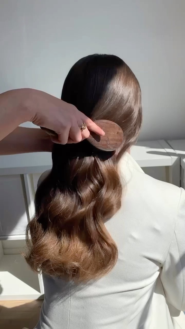 Quick switch to ponytail ✨
#beyondtheponytail #lowponytail #hairwaves #sleekponytail #europehair #parishairstylist #londonhairstylist #bridalhairstylist #bridalhairinspo #silkyhair