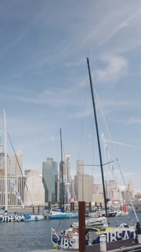 Les @imocaglobeseries et les @assoclass40 face aux buildings de la Skyline new-yorkaise, on ne s’en lasse pas… 🗽
🎥 @marin_lr
#TheTransatCIC #TransatAnglaise #Sailing #Sail #Ocean #Boat #Voile #IMOCA #Class40 #Lorient #NewYork
