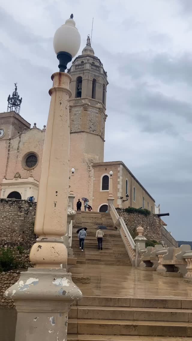 Recently: Sitges 🇪🇸 welcoming The Big Five with a rainy early afternoon. Watch until the end 🙃
@thebigfivejazzberlin
@sitgesbalboabeach
#swing #1930s #1940s #sitges #spain #sitgesbalboabeach #catalonia #oldtimes #vintage #30sfashion #music #jazz #jazzmusic #thebigfivejazzberlin #music