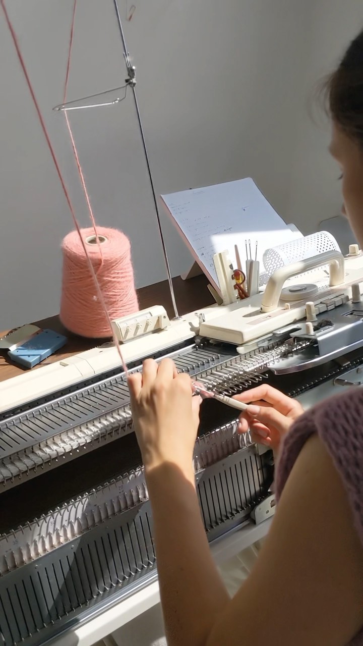 Knitting process ☀️
📽 @nantedphotography
#knitting #knittingasmr #knittingmachine #machineknittersofinstagram #belgischbreigoed