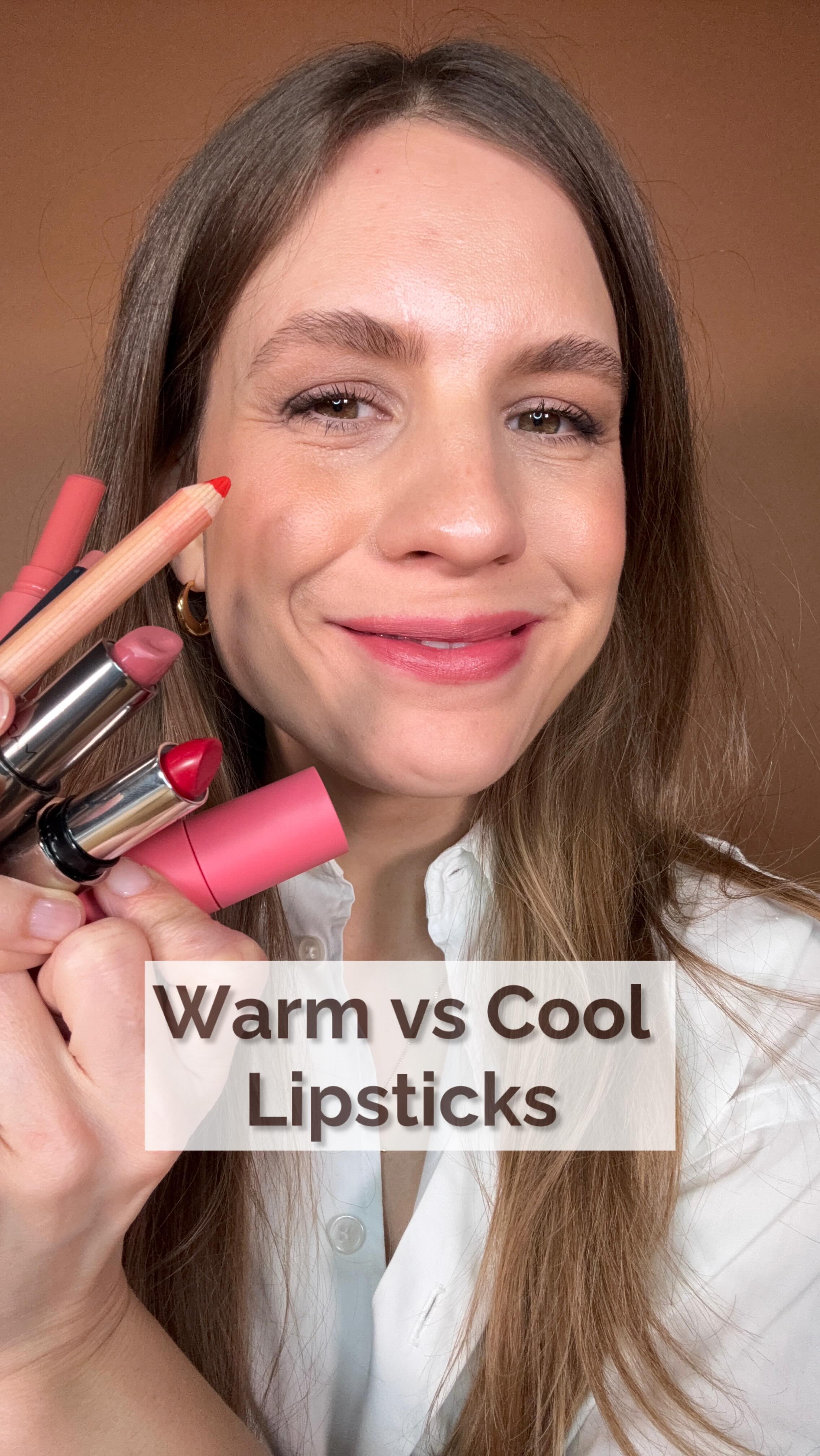 Lipsticks: warme und neutrale - kühle Untertöne 😍💄
(Enthält Werbung, da Produkte gezeigt werden) Wenn wir im Coaching zum Make-Up kommen, spielen die Farben und Untertöne immer eine super große Rolle! Heute zeige ich euch mal ein paar meiner neuen und alten Favoriten in beiden Farbwelten!😍🫶🏻
Hier liste ich euch die Lipsticks aus dem Reel noch einmal auf:
Warm: 🤎
1. Comfort Matte Lipstick von @lavera_naturkosmetik in der Farbe ‚Primrose‘ - wärmeres Peachy Rosé, super für den Alltag, hält gut und fühlt sich super angenehm auf den Lippen an!☺️
2. Serum Lipstick von RMS aus der neuen Nude-Collection in der Farbe ‚Eve‘ - ein total schönes dunkleres warmes Nude. Ich mag die Textur der Serum Lipsticks, da sie eine wasserbasierte Formel haben spenden sie sehr viel Feuchtigkeit und sind gleichzeitig eher Matt-Satin im Finish und hochpigmentiert.🥰🤎
3. @kosas Wet Sticks in der Farbe ‚Island High‘ , ein warmes rötliches Braun - ich liebe ja die Textur der Wet Sticks, sie glänzen schön und fühlen sich einfach so pflegend an, sind leicht bis mittel pigmentiert.💄✨🤎
4. Favorite Summer Color dieses Jahr😍 : Lip Sketch Crayon von Ilia in ‚Piazza‘ - ein knalliges Mohnrot, warm und Richtung Orangerot fast, sehr matt und sehr pigmentiert, lassen sich durch die Stift Form trotz Farbe sehr gut auftragen. Matt aber nicht trocken! ❤️💄🥰
Neutral - Kühl: 🩷
1. @madaracosmetics Dazzle Nights Lipstick in ‚Flattery‘ - ein mattes, neutral-kühleres Pink, die Textur ist satin-matt, ganz leicht auf den Lippen, die Pigmentierung mittel, tolle Farbe!💄
2. @rmsbeauty Lip Oil in ‚Karolina‘ - die Lip Oils sind einfach so schön zu tragen, ich liebe die Textur, sie fühlt sich an wie ein cremiger Lip Balm, kein klebriges Gefühl, leicht. Die Farben sind toll und dieser Ton ein frisches kühleres Pink! leicht pigmentiert.🩷
3. Classic: @iliabeauty Balmy Tint in ‚Wanderlust‘ - ein schöner kühlerer Beerenton, super für den Winter. Mittel pigmentiert, ultra pflegend.
4. Last but not least: @kjaerweis Lipstick in ‚KW Red‘ - ein klassisches Rot mit kühlen Untertönen, sehr matt, sehr pigmentiert und super haltbar. Liebe diese Farbe!❤️
Was wäre nun euer Favorit? Ich bin gespannt! 😍