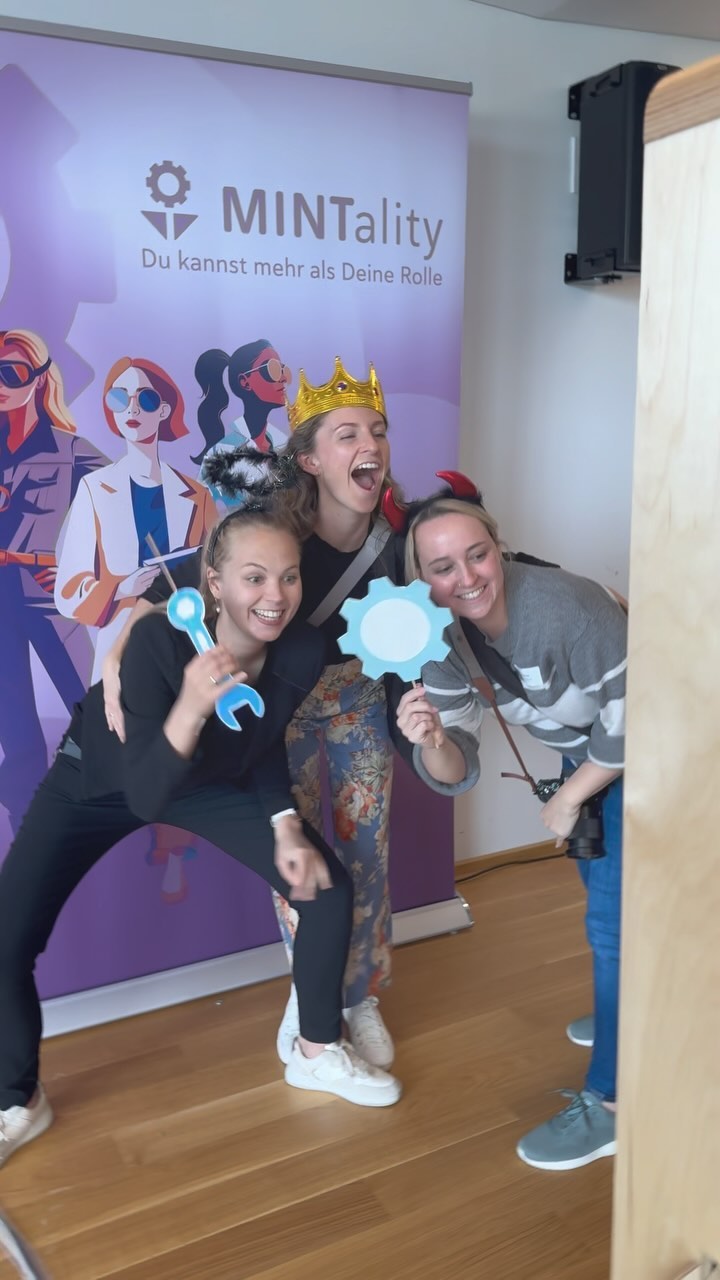 Strahlende Gesichter 🥰
Nichts lieben wir mehr, als zufrieden Gesichter und davon haben wir bei dieser Veranstaltung reichlich davon gehabt.😇
Eine Messeveranstaltung für Schulen, die underen Nachwuchs Mathematik, Physik und allgemeines Wissen näher brachte. ☺️
Unsere Fotobox war definitiv ein Highlight bei den Kids, die vor der Fotobox regelrecht Schlange standen. 😌
Egal ob Gebursttag, Hochzeit, Ball oder Firmenevent. Mit einer Fotobox sichern Sie sich mehr als nur ein paar Fotos. Denn Spaß ist immer inklusive . 🥰
#firmenevent #fotobox #niederösterreich #unterhaltung