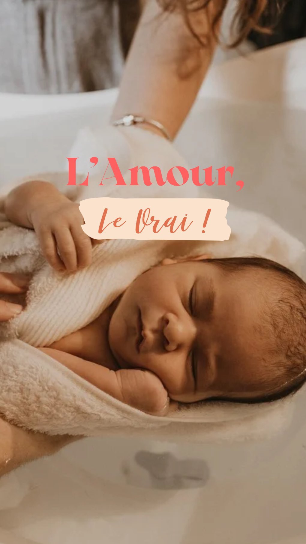 Je dépose ça là … car ce matin encore… j’ai vu l’Amour !
Le Vrai ! Celui qui ne trompe pas, ne ment pas. Celui qui ne laisse aucun doute.
Celui d’un bébé serein, s’abandonnant dans les bras de ses parents.
Celui d’une maman pour ce petit être qu’elle a porté, protégé, imaginé depuis ces 2 petites barres sur un test.
Celui d’un papa confiant, fier de bercé son petit garçon pour qui il imagine déjà de grandes choses.
Celui d’un couple, chacun dans le regard de l’autre, touchés en plein cœur, s’affirmant à plusieurs reprises « c’est notre bébé ! »
Et oui vous l’avez fait ! Vous avez accompli l’extraordinaire ! Ensemble. Main dans la main.
La route est encore longue, semée de quelques embûches mais c’est ça la vie non ? Main dans la main, tous les deux, tous les trois, voir même en rajoutant d’ici quelques temps d’autres petits doigts se mêler à la belle équipe que vous formez déjà … vous serez plus forts, vous serez invincibles.
Merci de me faire vivre ces moments à vos côtés .
Bref, aujourd’hui, j’ai vu l’Amour !
Et toi ? Tu vois quoi ?
A N G E✨
(Ppsssttt … pour la petite histoire ce bébé fêtera son anniversaire le même jour que moi le restant de sa vie 🥰)
#maman #bebe #bebepoisson #maternite #postpartum #parents #papa #orblanc #allaitement #bainenveloppe #lienfusionnel #perefils #merefils #amour #amourinconditionnel #matrescence #maternage #maternageproximal