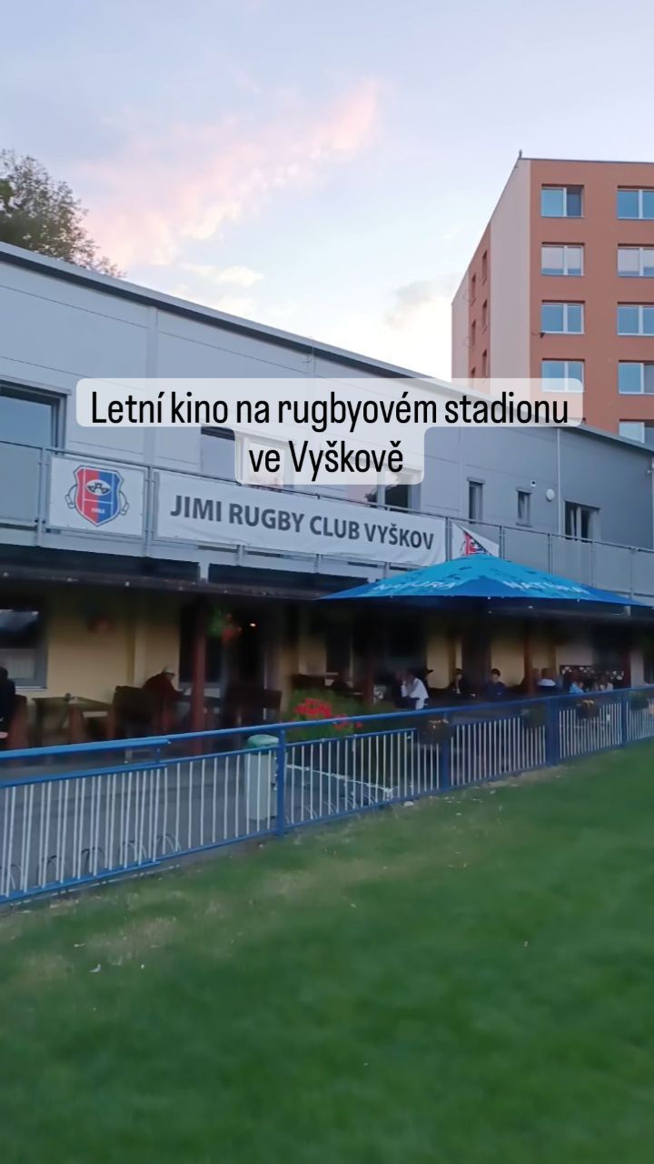 Letní kino na stadionu @rugbyvyskov
#kinonacestach #mobilniletnikino #mobilnikino #vyskov