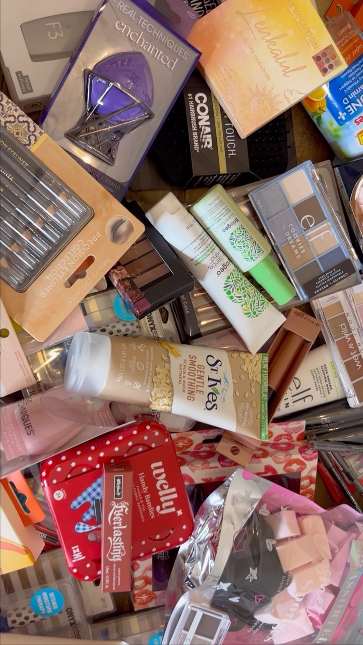 After my soccer practice this morning, I was so happy to shop for the BRAVE women of Real House, Montclair. @realhouse.inc Real House provides special support for vulnerable women and girls, many of whom are survivors of domestic violence and other abuse. These women are so strong and deserve to feel seen, not forgotten and LOVED. 💗 Thanks to all of the generous donations Project Beautiful has received, these women and girls will know that sooooo many people are rooting for them and hopeful that their circumstances change for the better! THANK YOU! @rainamariepitts @jnepitts11