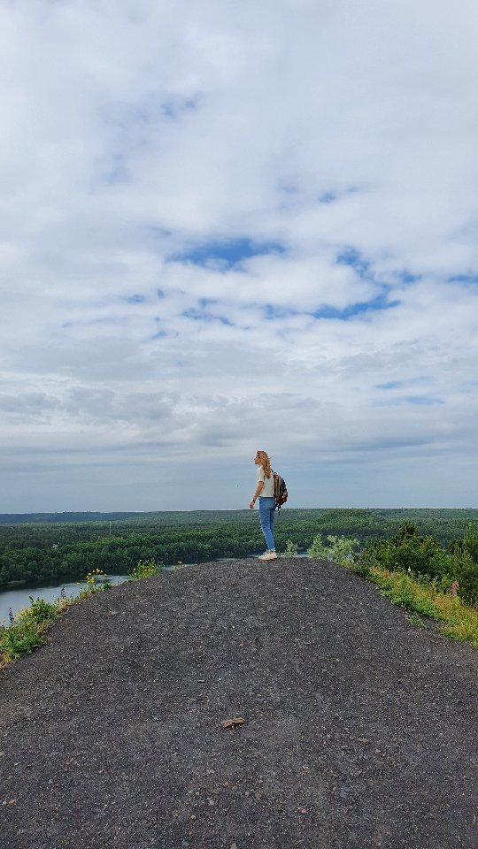 We gingen op ontdekking in het Nationaal Park Hoge Kempen in @maasmechelen en dat zag er zo uit ... 😍
Mooie natuur! Alleen jammer dat de wandeling (paarse route) een stuk door het Terhills resort gaat en dat er op verschillende plekken nog dingen worden bijgebouwd. Dat zorgt ervoor dat die mooie natuur toch allemaal iets meer 'kunstmatig' aanvoelt. Maar eens in de bossen, waren we in onze habitat. 💚
@nationaalparkhogekempen @limburgbe #nationaalparkhogekempen #visitmaasmechelen #terhills #visitlimburg