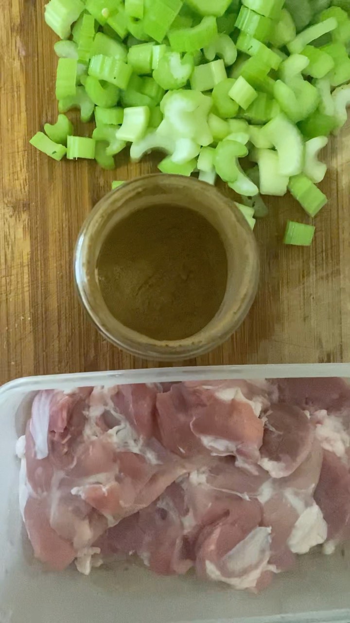 Medicinal shroom & Chicken soup for the teenage soul â¨
#chickensoup #colddays #immunesupport #naturopath #ginger #garlic #chilli #reishi #mushroom
#celery #chickenrecipes #yum #herbalmedicine