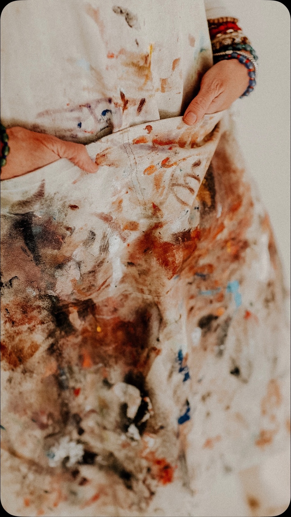 Colour has officially joined my world…
🧡💛🤎🤍🩶🩵💚
Day 7 of #21daysinmyartworld25 #colorpalette #junkjournaljanuary2025 #paintingasapractice #colourpalette #doitfortheprocess #cotfa #mixedmedia #happyartistmovement #inmystudio #wip #artpractice #studioscenes #artprocess #paintingprocess #paintedportraits #creativeprocess #creativepractice #artiststudio #womenwhopaint #portraitartist #makingartwork #makeinspireshare