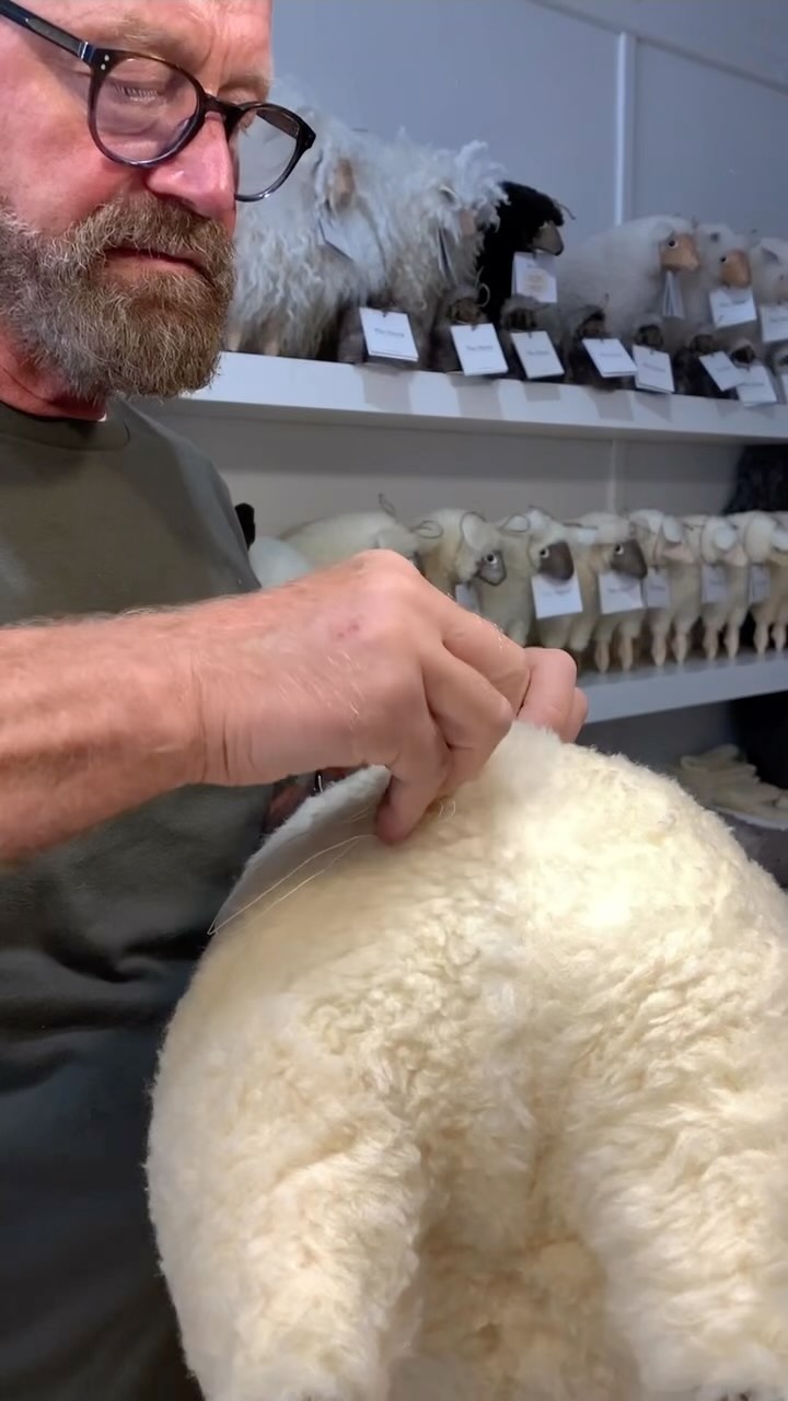 Reminder - Looking to the store, you can also visit our workshop and see the magic of the birth of our sheep 🐑❤️
#souvenirsfromireland #whattobringfromireland #galwaystor #sheep #workshop #sheepparadise