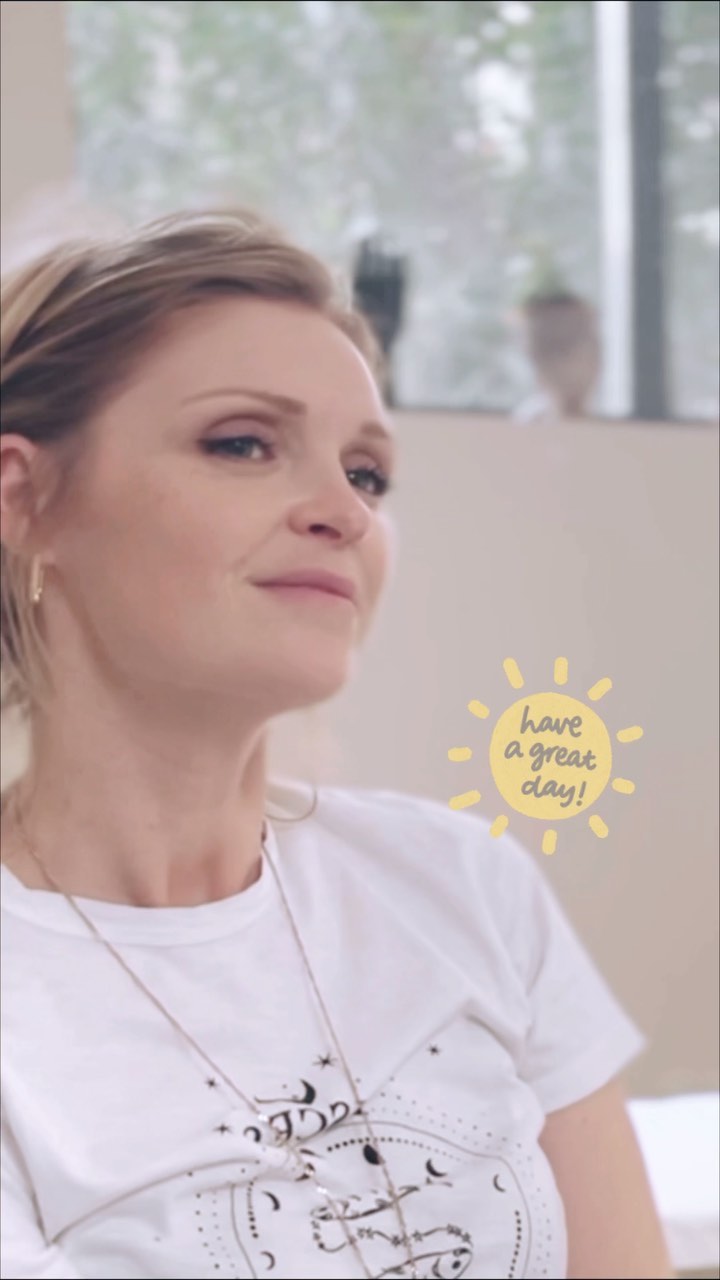 ✨ Automassage zone frontale ✨
Prenez quelques instants pour A P A I S E R la tension dans la zone de la ride du lion et O U V R I R votre regard.
👉 Avec une pratique régulière, les résultats seront rapidement là 🤩
Votre front vous remerciera ! 💆🏼♀️💆🏼♂️
#automassage #massageantiage #facialiste #massagevisage #bienetre #skincare #skinroutine #yogavisage #massagevalence #antiage #detente #glow #automassagevisage #valenceville❤️ #valence #massagedrome #beauté #beautytips #rituelbeaute