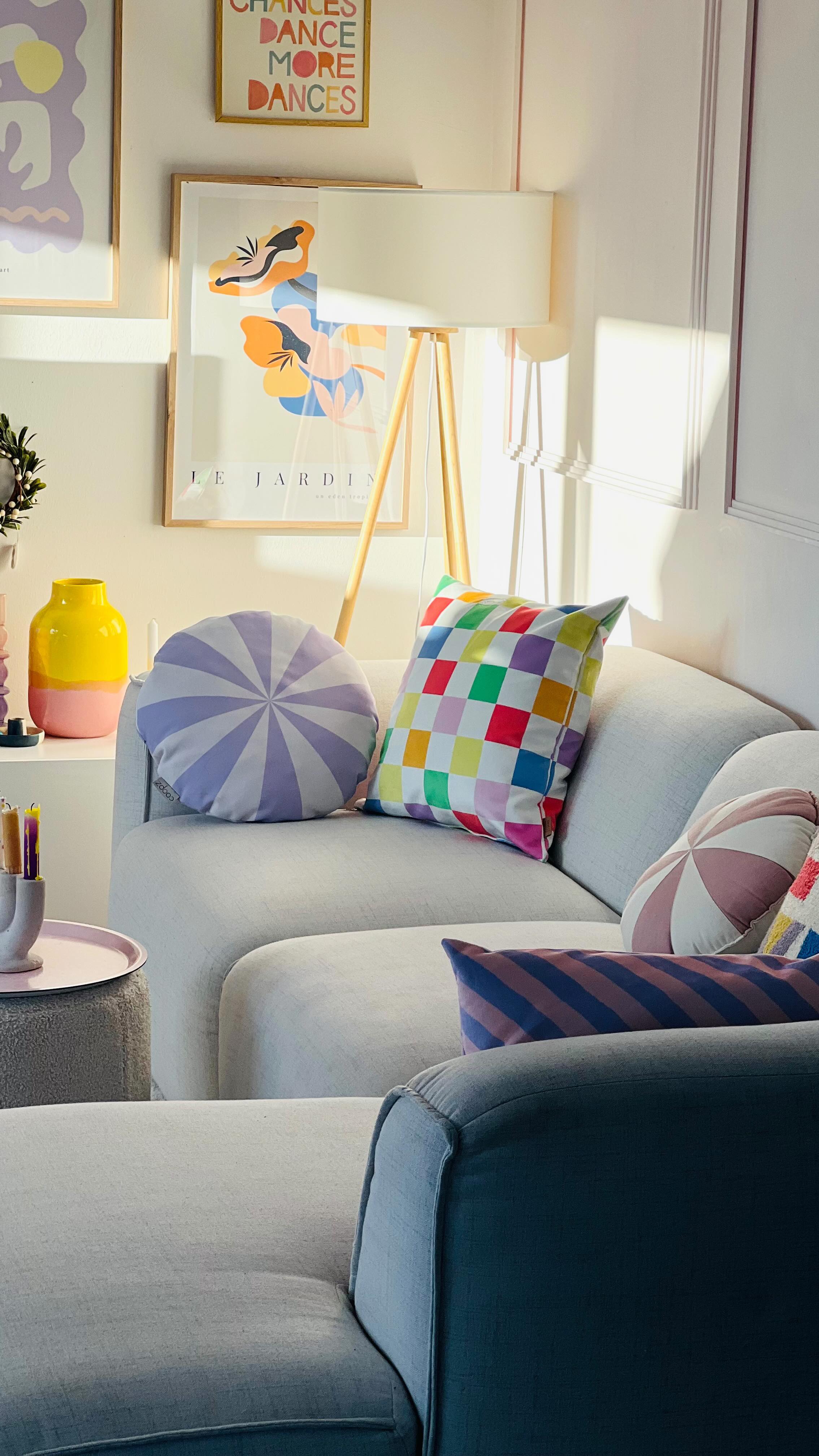 🌸🌸🌸
Ein paar bunte Impressionen von uns mit einem kleinen Reminder, den eigenen Geschmack nicht allzu oft anzuzweifeln. Es ist alles richtig so, wie es ist😍.
Schönen Abend ihr Lieben.
#colorful #colorfulliving #colorfulhome #colorfuldesign #interior #interiør #interior123 #interiorandhome #interiorandliving #cornerofmyhome #schönerwohnen #schönerwohnenfarbe #livingroom #inneneinrichtung #livingroomdecor #livingroomdesign