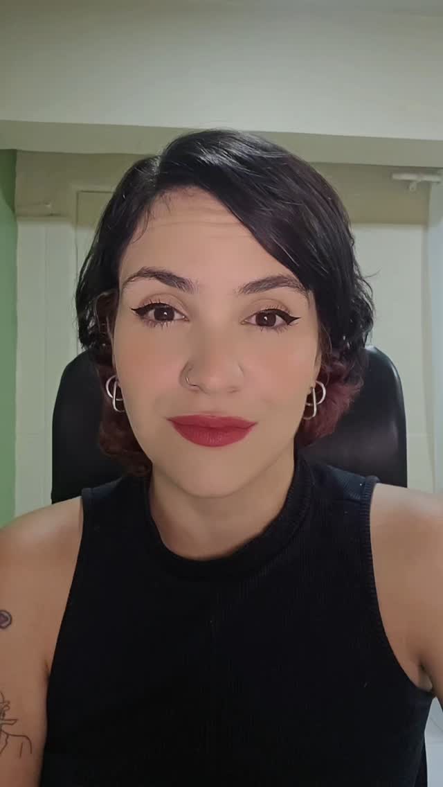 Tem horas que a vida não grita, mas aperta. Não machuca, mas incomoda. E aí a gente começa a se perguntar: quando foi que parei de viver a minha história e comecei a viver a que esperavam de mim? A gente diz "sim" querendo dizer "não", se encaixa onde não cabe, se afasta de si tentando se aproximar dos outros. Vai vivendo no automático, repetindo padrões, buscando validação. Até que algo dentro chama, mesmo baixinho: “ei… lembra de mim?” E talvez esse seja o ponto de virada. O reencontro. Com o que faz sentido, com o que pulsa, com o que é seu. Não precisa ter pressa. Voltar pra si também é caminho.