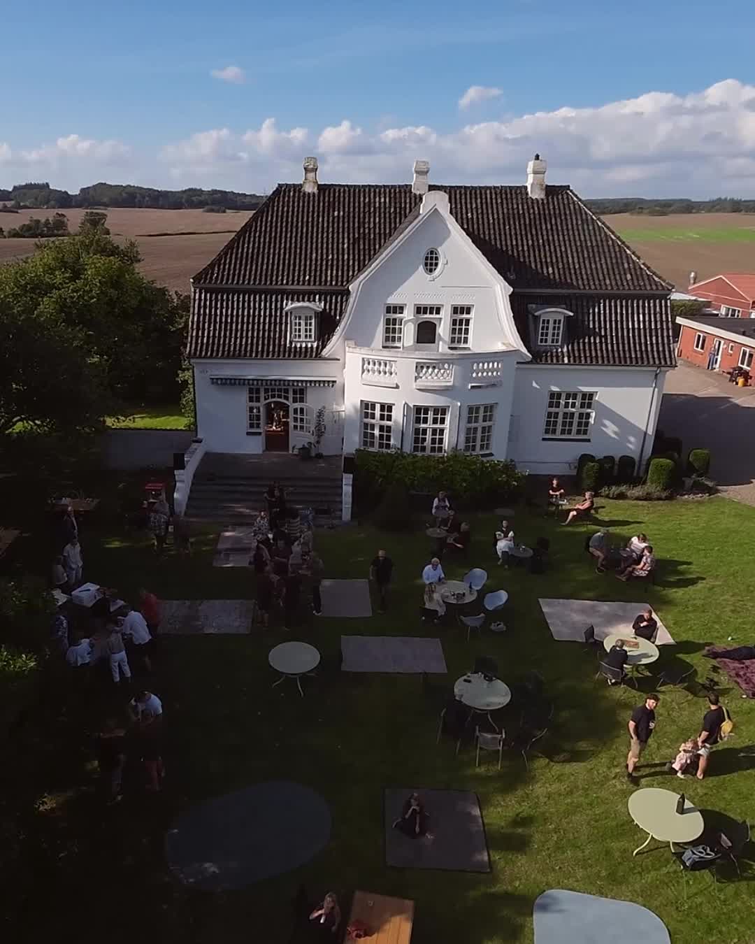 På sådan en lidt halvkedelig og grå onsdag, trænger vi til noget lækkert. Så... vær så god; et styks lækker video fra vores åbning af Lehns Hus forrige fredag (husk lyd på). Solen skinnede, musikken var fantastisk og stemningen helt i top. Tusind tak til at alle jer der kom forbi — og et kæmpe tak for alle de flotte gaver. Det var enormt overvældende og vi er meget rørt over opbakningen til vores nye sted. Af hjertet tak for alle jer 💚
Tusind tak til @indians_official_music for at berige dagen med den smukkeste musik.
Og et kæmpe tak til @tbonestudio for den flotte video.