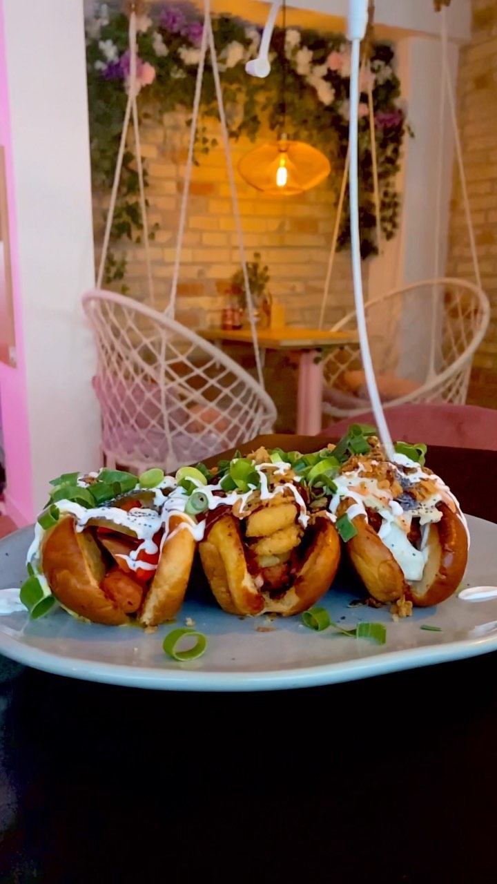 🌸 K O N K U R R E N C E 🌸
🍟🌭 V I N D - 2 X 3 H O T D O G S M E N U E R🌭🍟
Vind 2x3 loaded hotdogsmenuer efter eget valg. (Værdi 278kr.)
KONKURRENCE:
Skriv hvem du vil dele med og du deltager automatisk i lodtrækningen om 2 valgfrie hotdogsmenuer.
Vinderen bliver offentliggjort på vores Instagram mandag d. 19/9. 🌟
Konkurrencen er hverken sponsoreret, betalt eller på andet vis associeret med Instagram.
#hotdogsmenu #aarhus #foodporn #tipsyaarhus #letsgettipsy #konkurrence