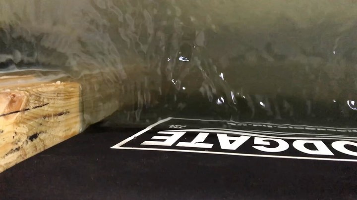 „Die ultimative Wassersperre - FLOODGATE“
Die FLOODGATE-Wassersperre ist ein absolutes Meisterwerk! Viele Gebäudeversicherungen in der Schweiz haben leider noch nicht erkannt, welch beeindruckende Vorteile und Effektivität sie bietet. Zum Glück sind unsere Kunden bereits überzeugt und schätzen diese innovative Lösung. Immer mehr Menschen entscheiden sich für die FLOODGATE-Wassersperre, um ihr Zuhause vor Überschwemmungen und Hochwasser zu schützen - und das ganz ohne aufwendige bauliche Massnahmen!
Mit dem Standard Floodgate ersetzen Sie spielend 50 Sandsäcke. Diese mobile Türsperre passt fast an jede Tür- oder Fensteröffnung und ist äußerst effizient und kostengünstig im Vergleich zu fest installierten Systemen. Darüber hinaus bietet sie ein modulares System, das Ihnen ermöglicht, die Öffnungsbreite oder Stauhöhe flexibel anzupassen. Das Floodgate beeindruckt durch seine Einzigartigkeit, hocheffiziente Leistung und sein innovatives Teleskopsystem. Es bedarf keiner Rahmen oder aufwendigen Installationen. Der Aufbau ist kinderleicht und blitzschnell erledigt. Sie können es sogar während eines Flutvorgangs anbringen. Seit Jahren bewährt, nimmt es minimalen Platz in Anspruch und trägt zur Nachhaltigkeit bei!
Schützen Sie Ihr Zuhause mit der FLOODGATE-Wassersperre und sagen Sie „Tschüss“ zu Sandsäcken! Wählen Sie Sicherheit und Effizienz!
#Hochwasserschutz #Floodgate #Wassersperre #Innovativ #Kostengünstig #Teleskopsystem #MobileSperre #ModularesSystem #Nachhaltig #Effizient #EinfacherAufbau #Ernsteinsatz #Gebäudeschutz #Starkregen #Überschwemmung #Sicherheit #Hochwasser #Neoprenhülle #MadeinEngland #feuerwehr #schweiz #schutzvornaturgefahren