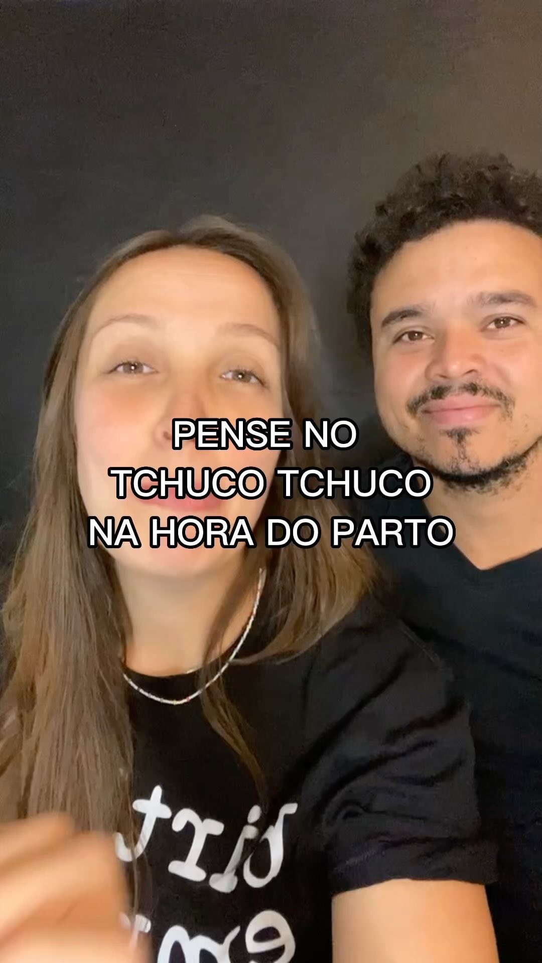 Você sabia que existe uma relação muito interessante entre o ambiente do parto e o ambiente do tchuco tchuco?
É que os principais hormônios estão em jogo são os mesmos. Por isso é muito importante um ambiente calmo e aconchegante, seguro e confortável pra que o parto aconteça de forma suave e contínua.
Já imaginou serem interrompidos na hora mais íntima possível? Deus me libre!! A ideia é a mesma se pensarmos no parto. Até uma luz branca forte pode atrapalhar o processo! Daí uma pausa atrás da outra pode transformar o parto num processo mais e mais lento.
É fundamental cuidar do ambiente para que haja uma progressão contínua, dando menos chances de intervenções que poderiam ter sido evitadas :)
Marque uma gestante ou acompanhante se preparando pra hora ❤️
Obs: Irineu é muito baiano aff como sou apaixonada pelo sotaque jkkkkk
