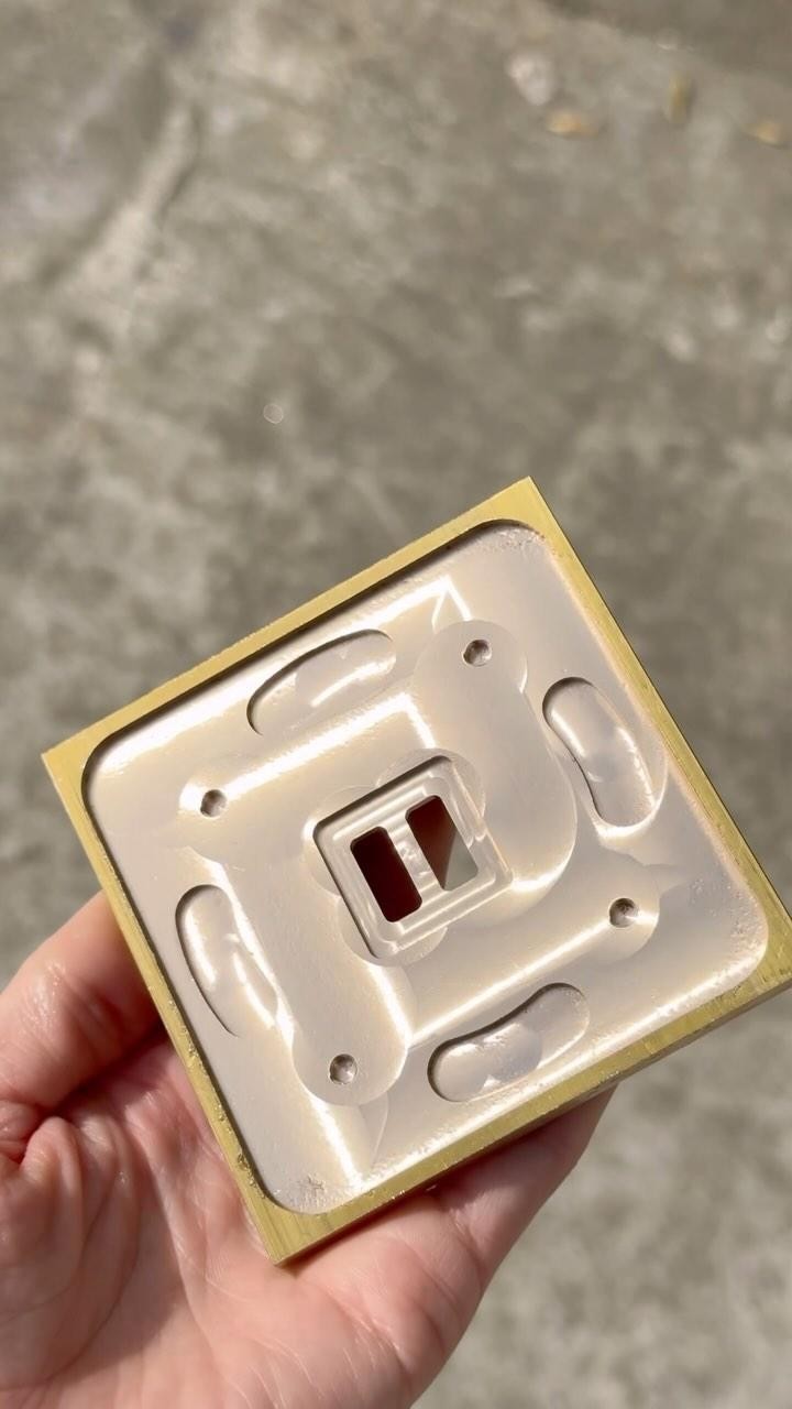 Usinage d’un interrupteur, vous saviez comment c’était fait ? ⚙️
#6ixtes #6ixtesinterrupteurs #interrupteur #usinage #ateliersdefrance #savoirfaire #artisanat #artisanatfrancais #artisans #metallerie #architecture #luxe #decorationinterieur #decoration #laiton #inox #interiordesign #interiordecor #interior #homedecor
#design #knowhow #craftmanship #homedesign #interiorarchitect