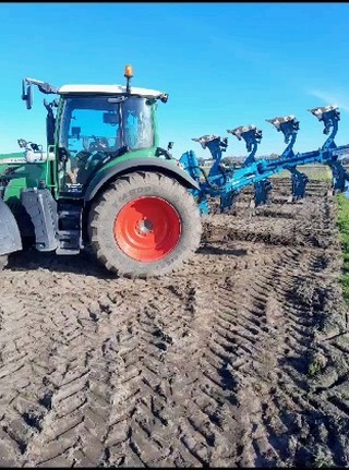 Ecoploegen met Vermaire, we keren de grond slechts 20 cm en krijgen mooie schone grond bovenop.