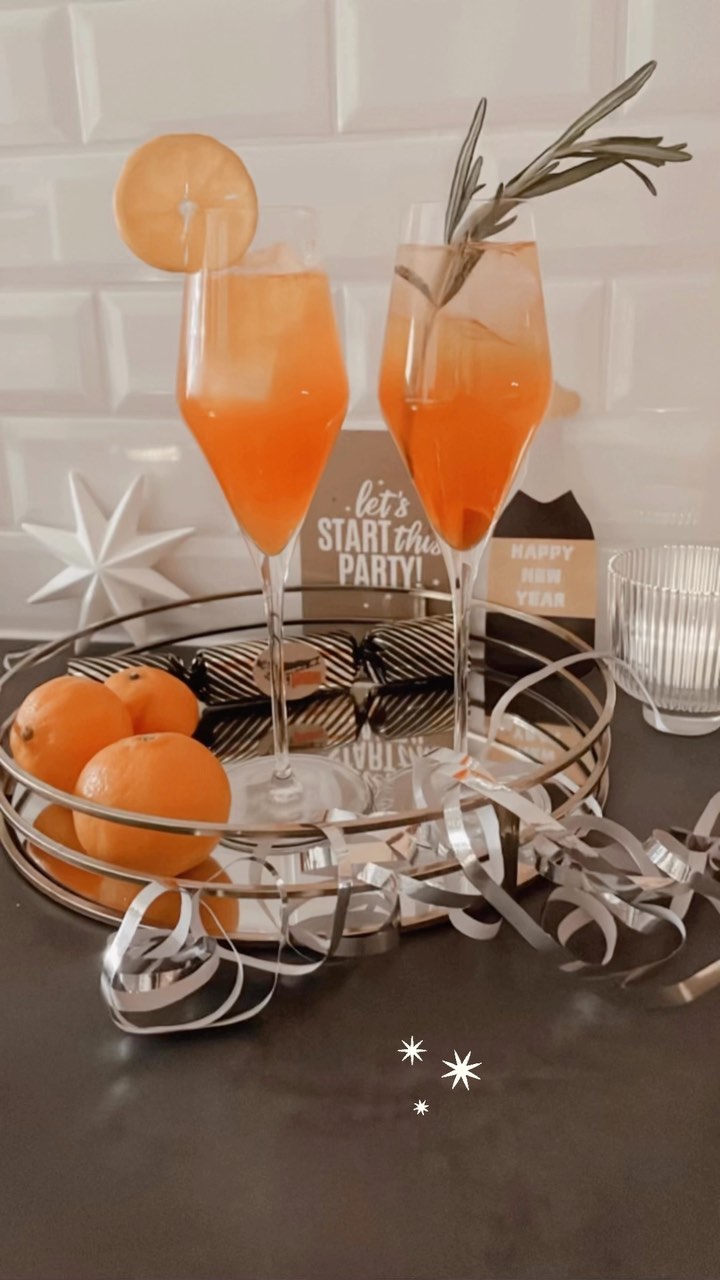 Ich wollte mir für morgen ein Getränk überlegen für das ich nicht 10 Sachen brauche, die ich extra besorgen muss. Aperol haben wir noch reichlich im Schrank, Sekt auch, Mandarinen auch. So wurde ein Winter Spritz draus😀 Und für den Aperol Ginger Fizz hab ich Ginger Bier gekauft. Beide lecker☺️ Die gibt es morgen🍹🍹
Habt einen schönen Abend🤍🤍
#drinks #aperolspritz #cocktails #silvester #cheers #newyearseve #aperitivo #dinner #celebration #party #familytime