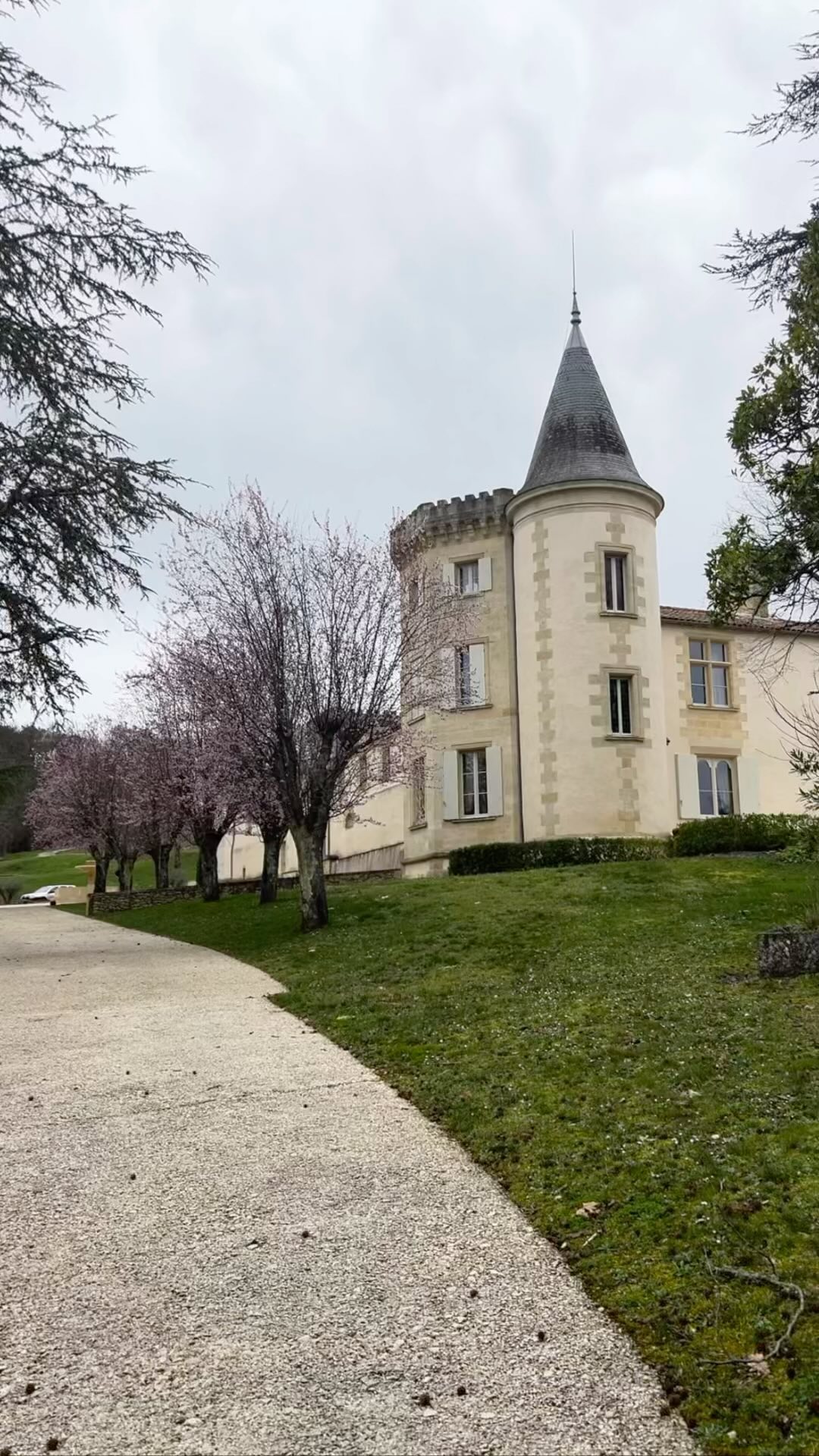 Château Toulouse Lautrec #toulouselautrec #bordeaux #france #bordeauxsuperieur #wine #tourguidelife #sudgironde #southwestfrance #vin #artandwine #france #france🇫🇷