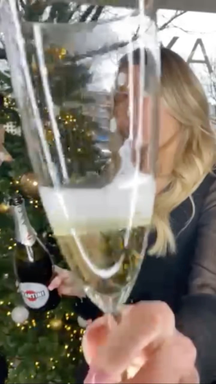 ✨ Ook in het nieuwe jaar blijft ons Climax Hair team voor jou klaar staan!
.
Of we dit nu doen door middel van onze Online Stylist, op maat gemaakte kleurpakketten, Click & Collect in onze salons of de verzorgende producten op onze webshop, wij staan voor je klaar 💪🏼.
.
We kunnen niet wachten om jou weer in onze salons te mogen ontvangen. Laten we proosten en hopen op een gelukkig, gezellig en “normaal” 2022 🥂🎆.
.
Veel liefs, het Climax Hair team ❤️.
.
www.climaxhair.nl
☎️: 043 450 1973
WhatsApp: wa.me/31434501973