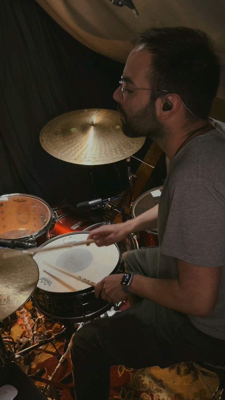 Dusting off those cobwebs after a lil while 🕸️
And goin all inappropriate-like too 💃🏻
#drumsdrumsdrums #vf15 #drummer #remodrumheads #drummergram #sessiondrummer #londonmusician #londonmusic #drummerinlondon #drum #drums #drumkit #drumset #instadrums #soundsfrommyattic #drumminglife @vicfirthuk @cosmicears #remoterecording #remotedrumtracks #remotedrumrecording