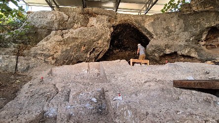 Closing the site 🥲
.
.
.
.
.
#prehistory #excavation #archaeology #lithics #paleolithic #cave #batcave