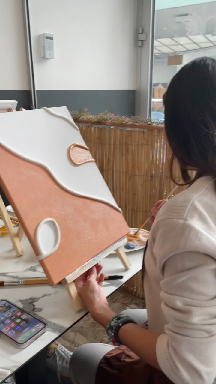 Un dimanche après midi riche en créativité, de bienveillance, et plein plein plein d’énergie Féminine 🫶🏼🍹🎨🧡