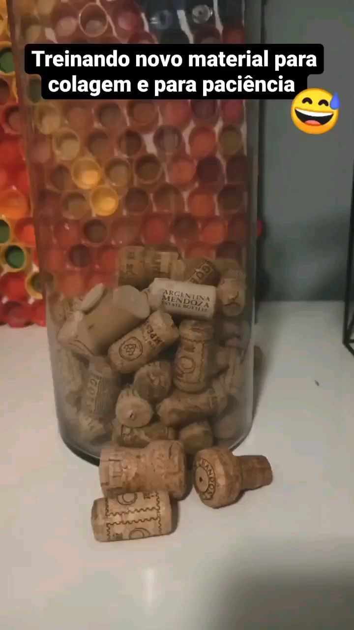 Aqueles vinhos tomados finalmente me fizeram pensar em algo. Treinando um tipo de colagem que nunca fiz com rolhas e fiz um tapete para o banheiro XD e, é claro, visualizando o potencial terapêutico da paciência neste exercício.
#arteterapia
#artesanato