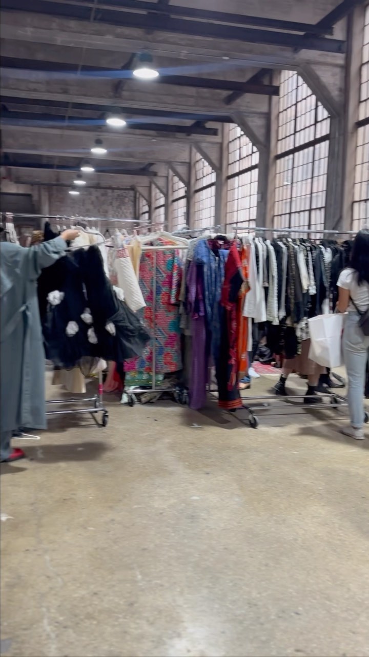 Vintage Heaven at Industry City
.
.
.
#brooklynlifestyle #brooklynliving #industrycity #vintageclothes #onlyinbrooklyn #weekendstyle