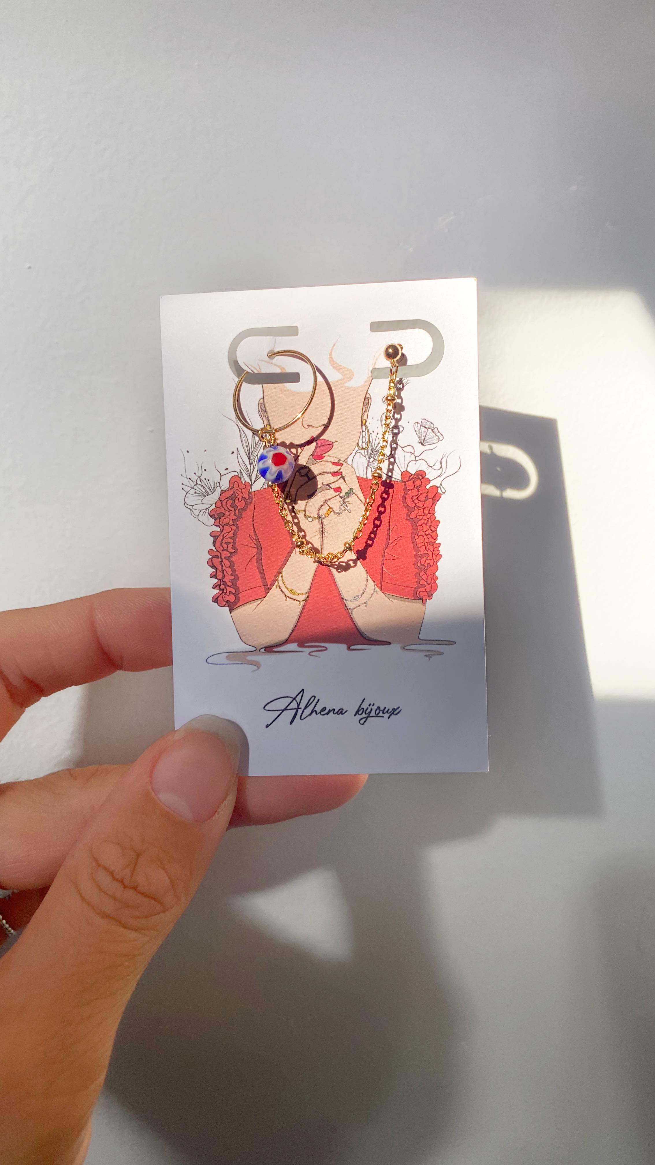 Parlons maintenant du GOLD FILLED que j’utilise pour mes bijoux.
En effet c’est une technique de dorure très épaisse venue des Etats Unis. Un bijou en « Gold Filled » contient 50 à 100 fois plus d’or qu’ un bijou classique en plaqué or. Un bijou certifié en « Gold Filled » contient 1/20éme de son poids en or 14K. Généralement le métal utilisé en dessous est le laiton qui sera recouvert de 14 couches d’or 14K.
•
Le saviez vous?
•
•
•
#goldfilled #goldfilledjewelry #bijouxfaitmain #pearlearrings #goldearrings #minimalstyle #goldfilledjewelry #plaqueor #hypoallergenicearrings #eshopbijoux #studearrings #millefiori #bouclesdoreillesfaitesmain #bijoupersonnalisé #bouclesdoreillesfaitesmain #bijoux #danglyearrings #bouclesdoreillesaddict #whishlist #reels #instareels #alhenabijoux